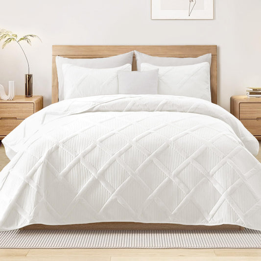 Exclusivo Mezcla Oversized King Quilt Set- White Cal King Quilts Bedding Set with 2 Pillow Shams, Modern Bedspread with Striped Pattern, Soft Lightweight Bedspreads Coverlets for All Seasons