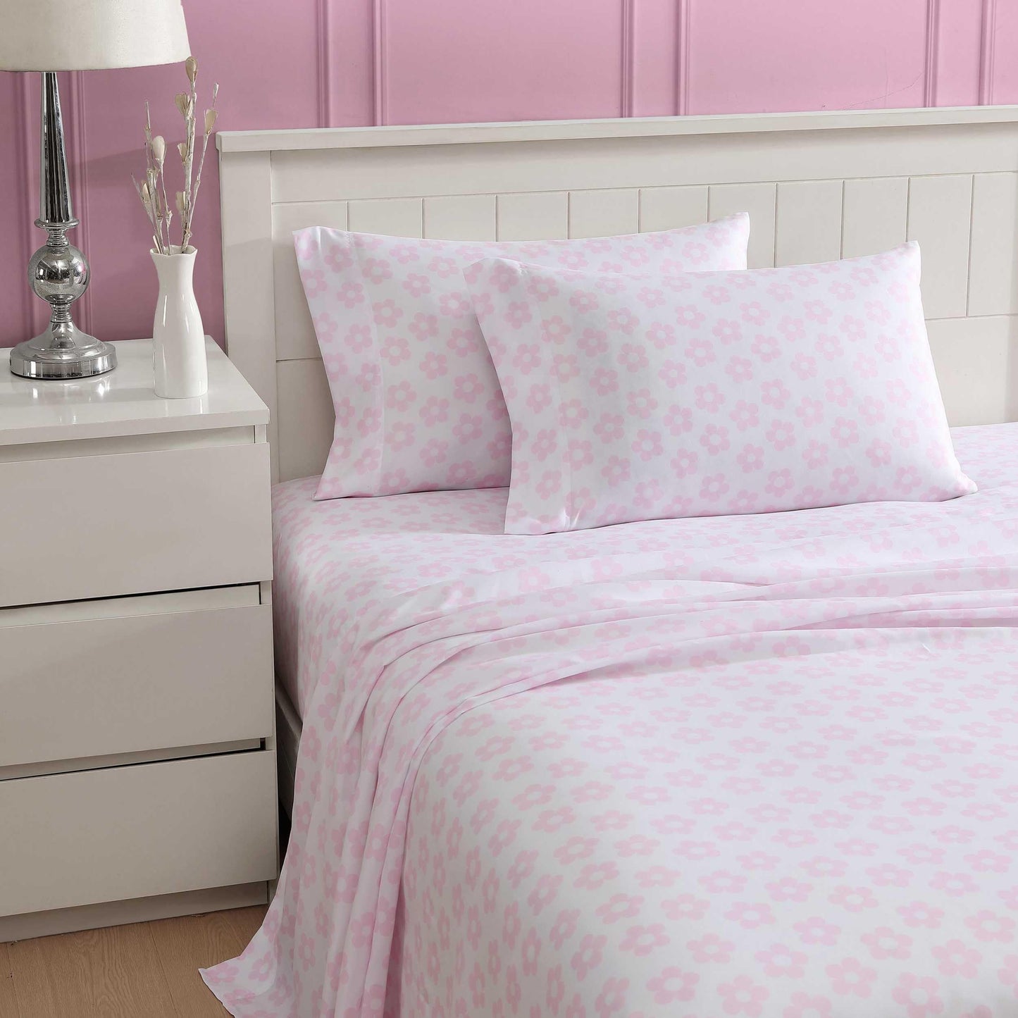 Betsey Johnson - Bed Sheets, 100% Silky Smooth Bedding with Matching Pillowcases, Stain & Wrinkle Resistant, Whimsical Inspired Home Essentials (Retro Daisy Pink, Queen)