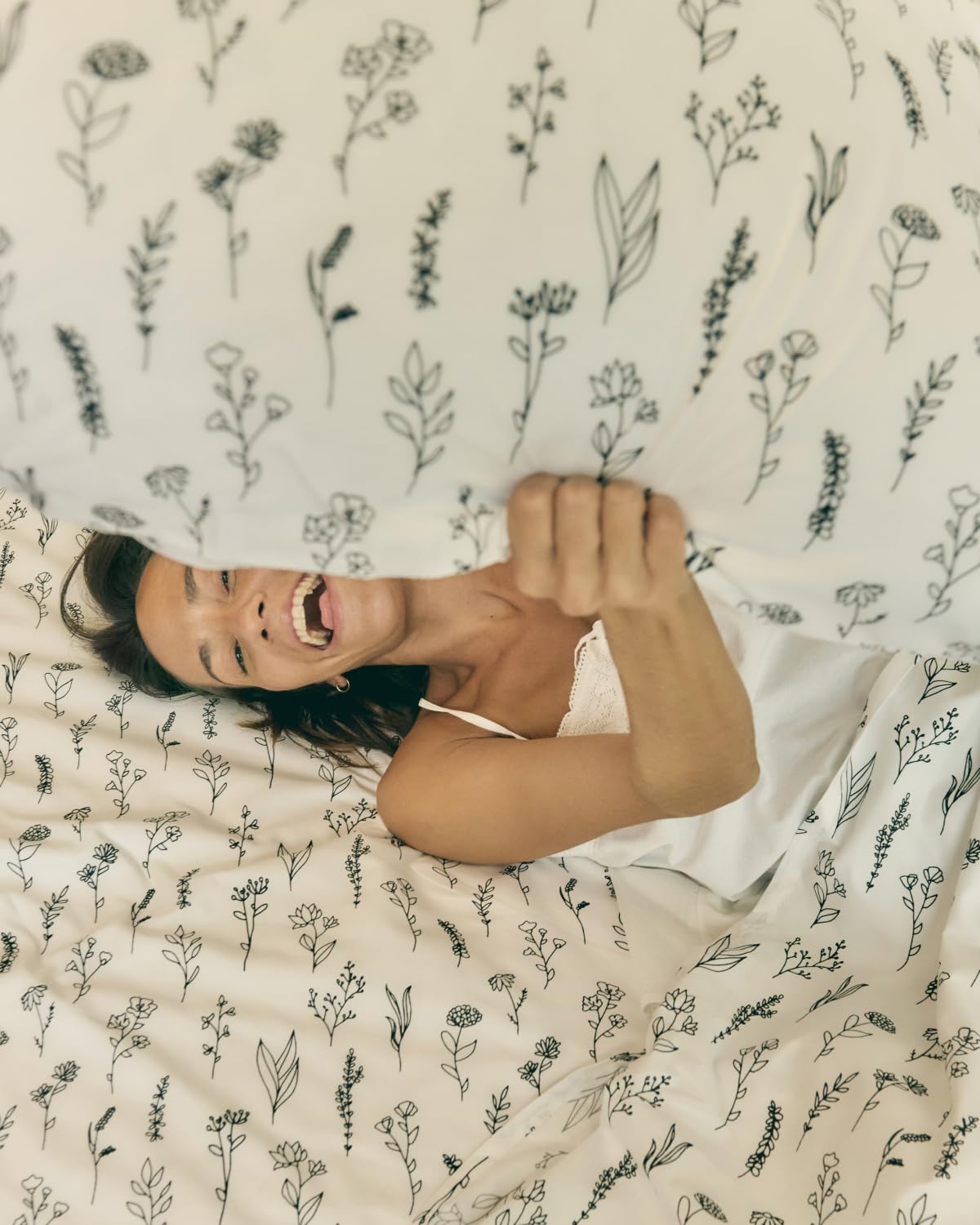 Floral Sheets - Black & White Floral Bed Sheet Set - 1 Flat, 1 Fitted & 2 Pillowcases w/ Deep Pockets - Wrinkle & Fade Free - Boho Botanical Bedding - Ultra-Soft, Breathable & Cooling - Queen Size Set