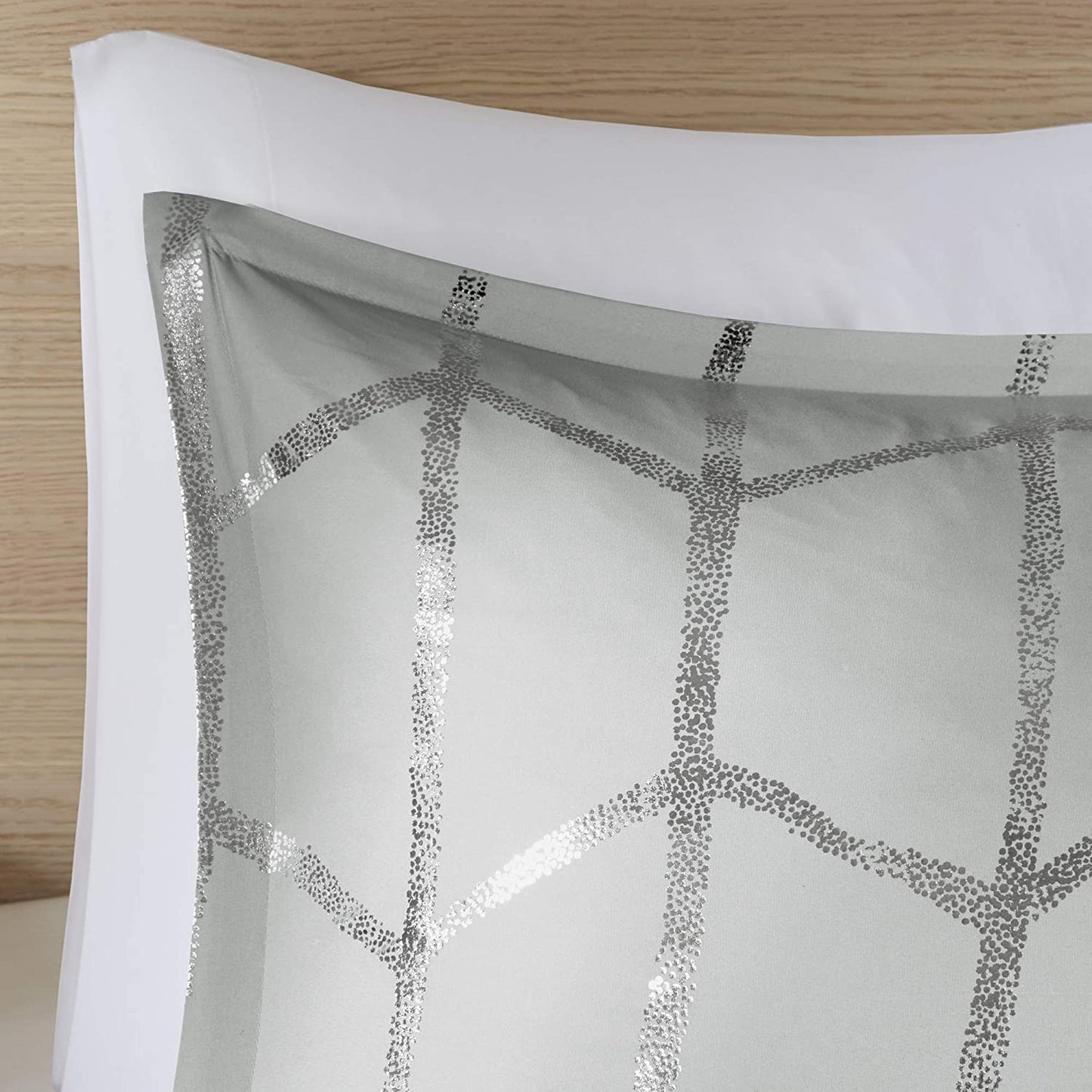 Intelligent Design - ID10-1245 Raina Comforter Set Metallic Print Geometric Design, Modern Trendy All Season Bedding Set, Matching Sham, Decorative Pillow, Grey/Silver, King/Cal King, 5 Piece