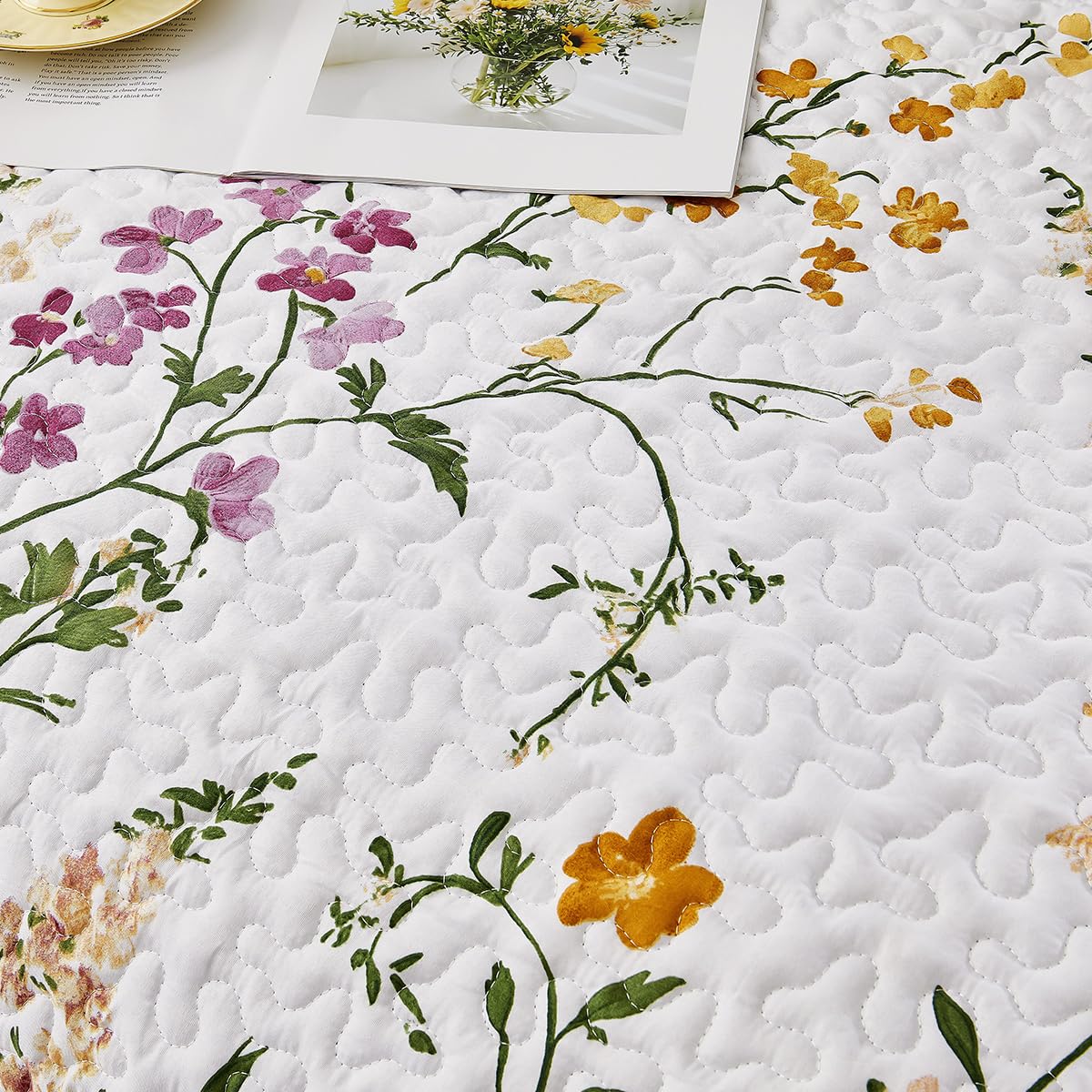 SANOCAY Boho Floral Quilt Set King Size 3 Piece Lightweight Summer Bedding Set with 2 Pillow Shams Soft Reversible Microfiber Bedspread Farmhouse Coverlet for All Season (Minimalist Floral, King)