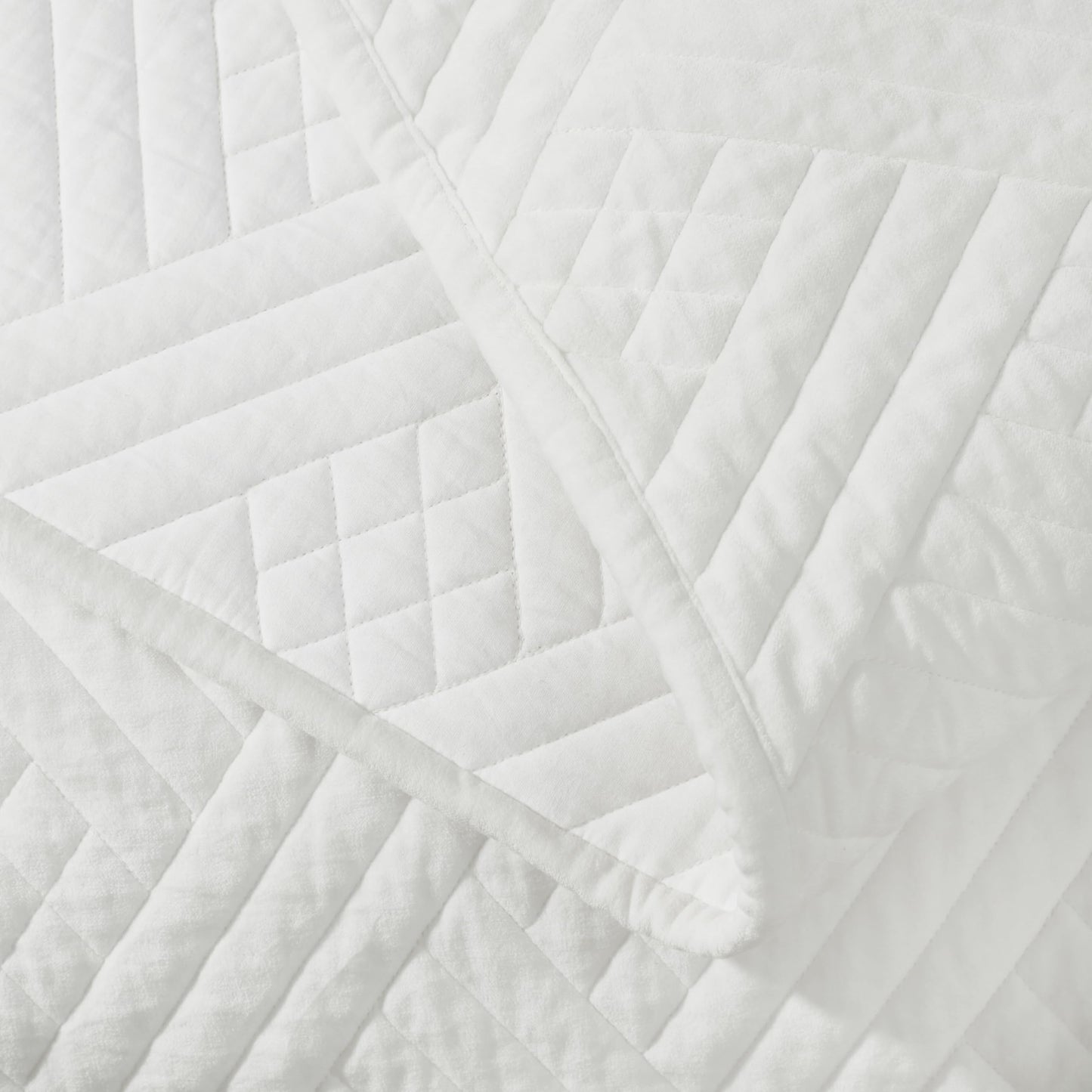 Superior 100% Cotton Velvet 3-Piece Quilt Set, 1 Lightweight Breathable Coverlet, 2 Pillow Shams, Comfy Home Essential Bedding, Cotton Fill, Geometric Aesthetic, Karina Collection, Queen Size, White