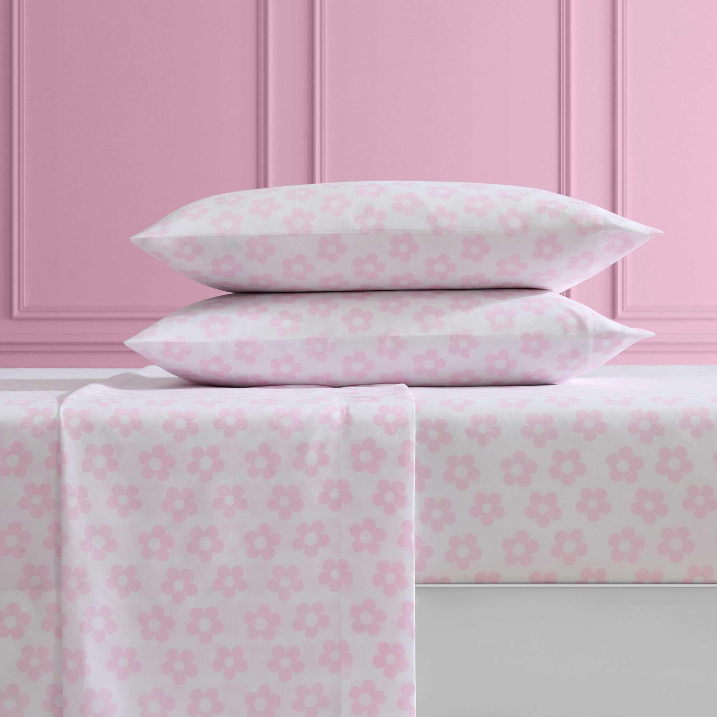 Betsey Johnson - Bed Sheets, 100% Silky Smooth Bedding with Matching Pillowcases, Stain & Wrinkle Resistant, Whimsical Inspired Home Essentials (Retro Daisy Pink, Queen)