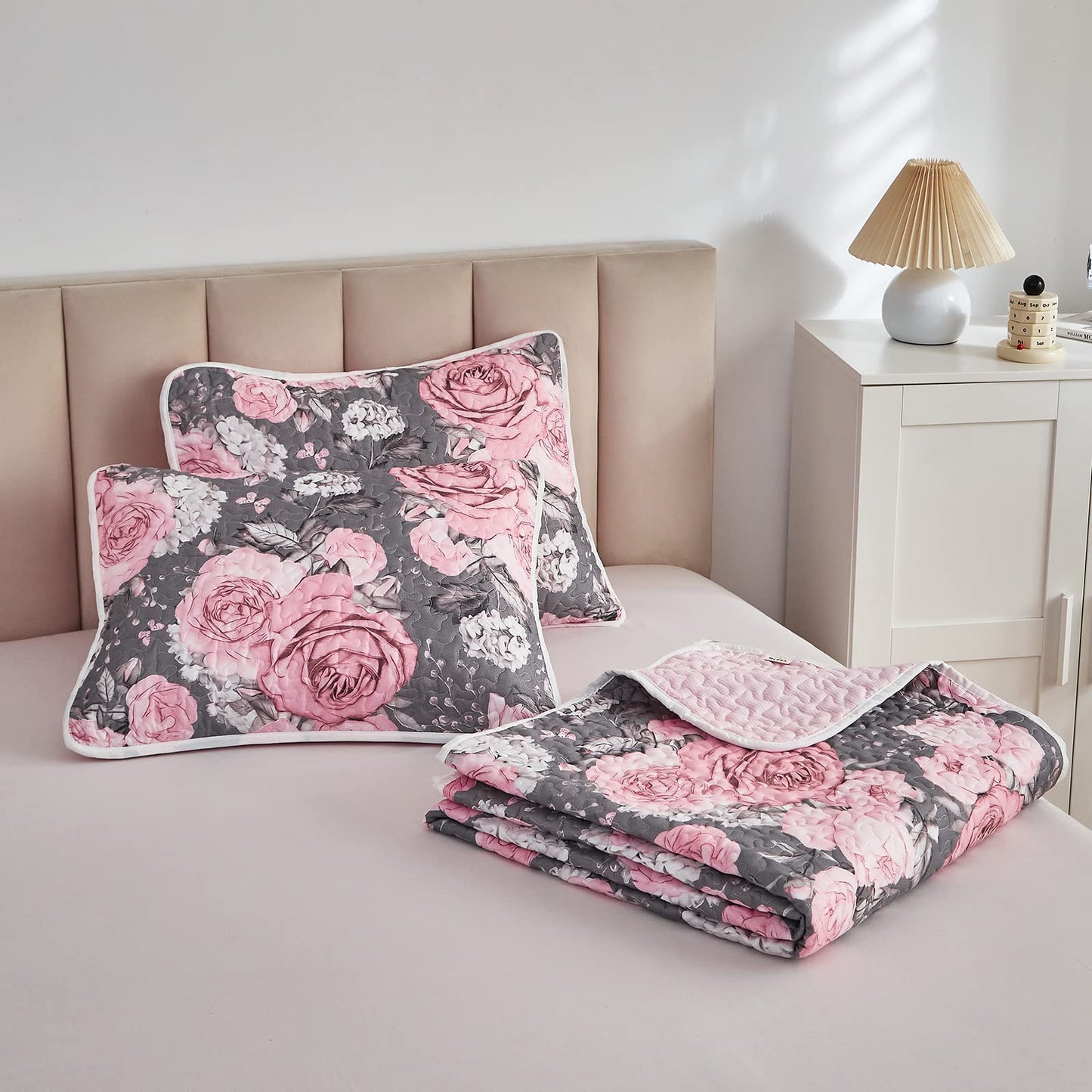 3 Pieces Quilt Set Grey with Pink Floral Quilt Bedding Set Queen Size Soft Microfiber Lightweight Reversible Coverlet Bedspread for All Season Grey Flower Quilt Set (1 Quilt+ 2 Shams)