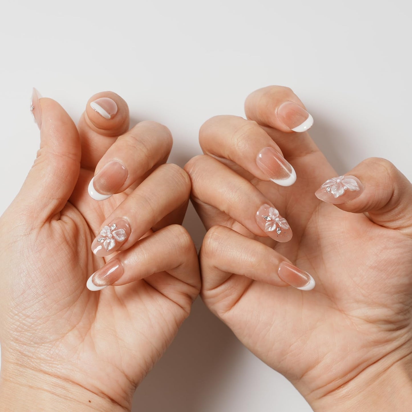 Tesytto Short Oval Press On Nails, Nude Cat Eye Gradient False Nails with White French Tip & 3D Sheer Flower, Reusable Glossy Fake Nails (Gold Shimmer Crystal,M)
