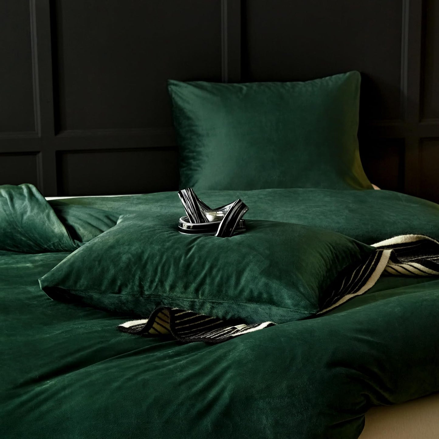 WARMDERN Emerald Green Flannel Velvet Duvet Cover King Size Duvet Cover Bedding Sets, 3pcs Ultra Soft Luxury Textured Modern Crystal Velvet Duvet Covers with Zipper Closure(Emerald Green, King)