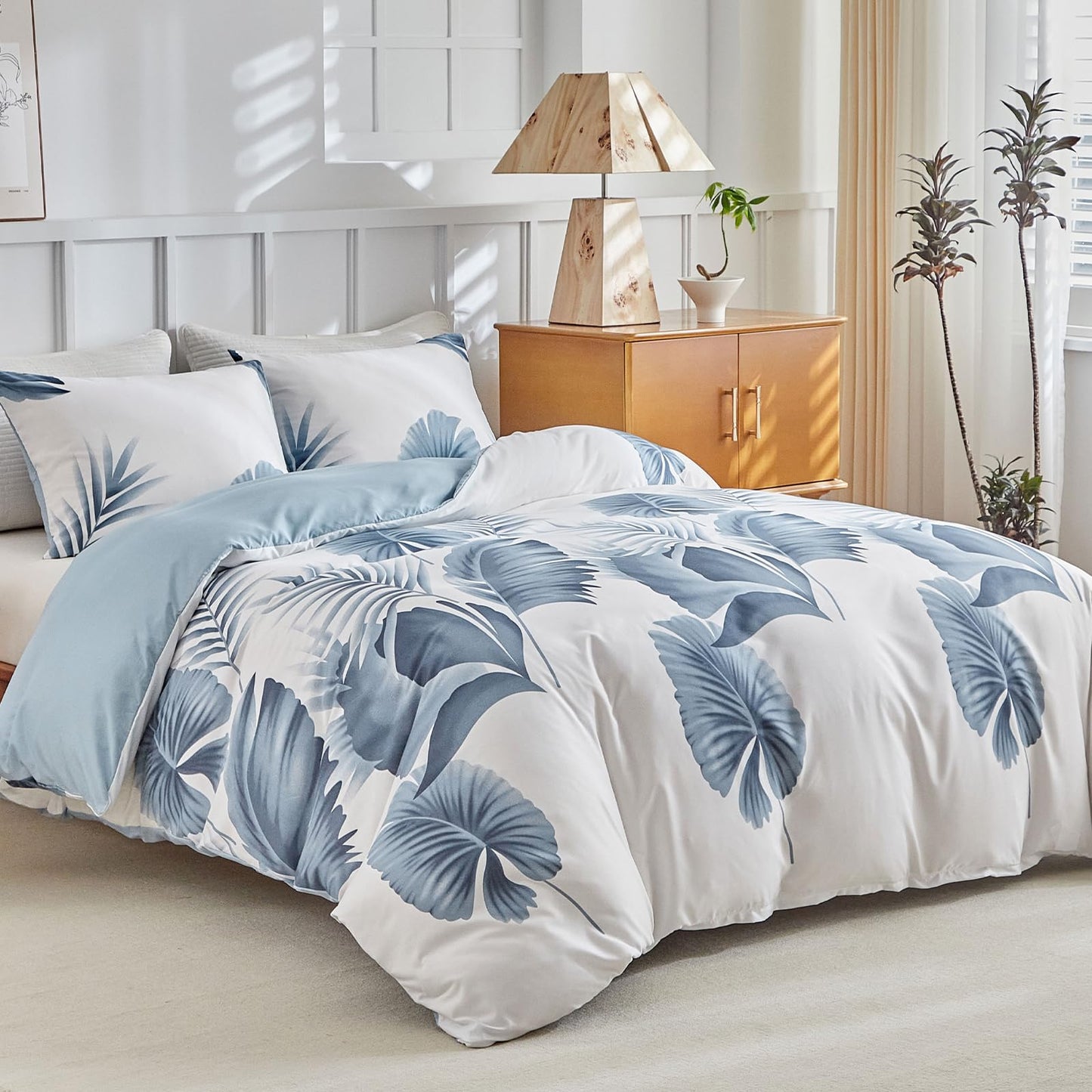 Lekesky Queen Duvet Cover Set, Tropical Blue Palm Pattern Duvet Cover Queen Size, 3 Pieces White Bedding Sets with Zipper, Ultra Soft Microfiber Reversible Floral Queen Size Comforter Cover