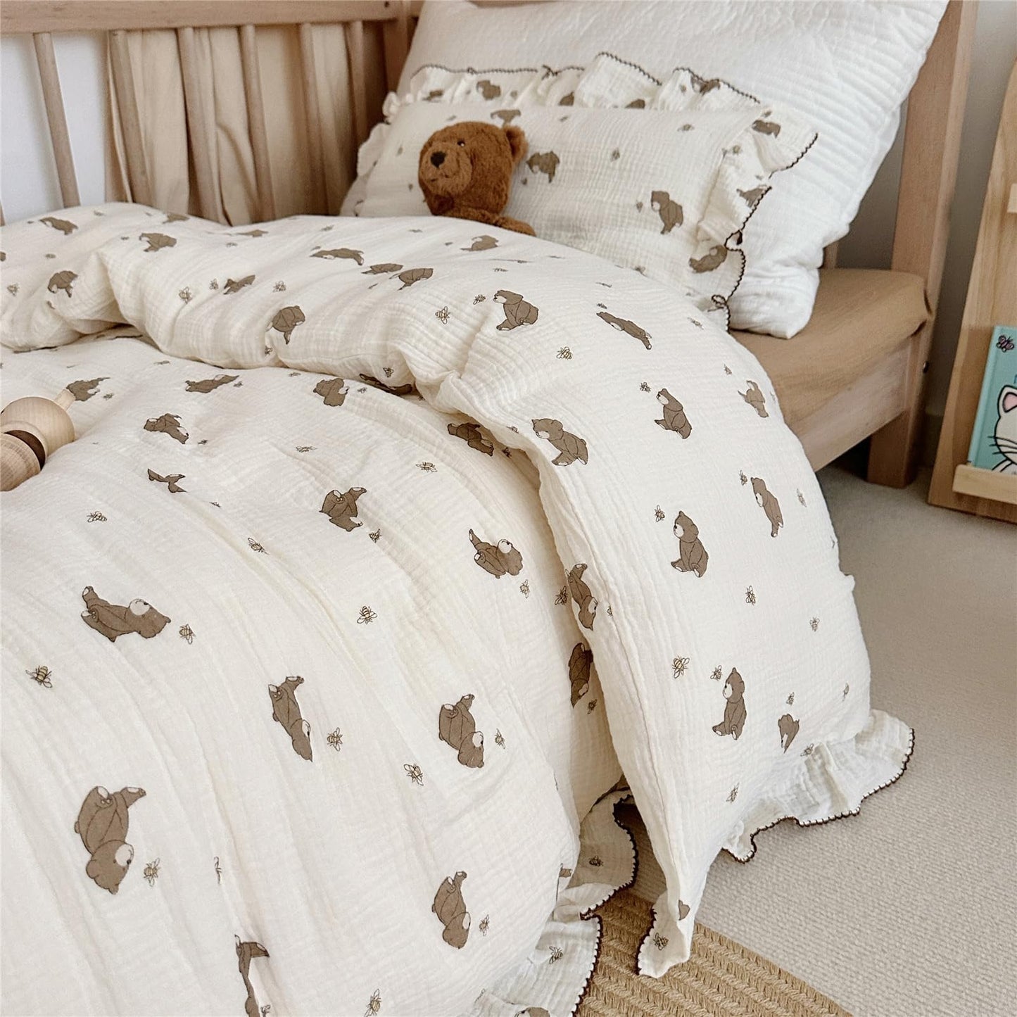AOJIM Kids Bedding Duvet Cover 1 Piece with Little Bee and Brown Bear, Cotton Toddler 2-layer gauze Muslin Comforter Cover 47X59'', Ruffled Design Baby Duvet Protector for Girls Boys, Machine Washable