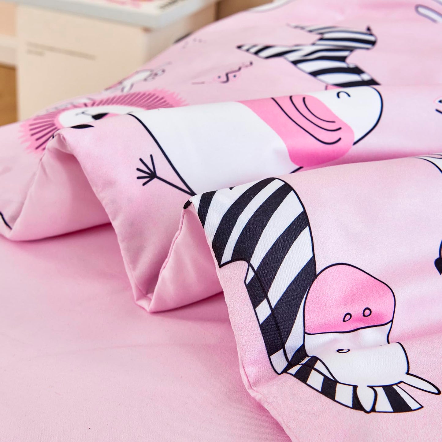 URBONUR 4-Piece Toddler Bedding Set - Ultra Soft Cartoon Pink Zoo Animals Girls Toddler Comforter Set - Include Comforter, Flat Sheet, Fitted Sheet and Reversible Pillowcase, Pink Animal