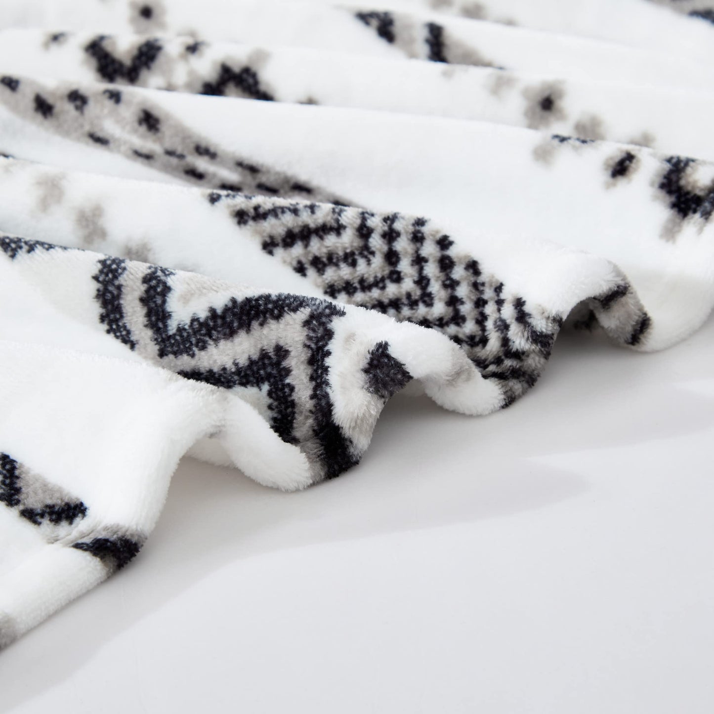 Wrangler - Blanket, Super Soft Plush Bedding, Yellowstone Inspired Throw Blanket for Couch or Bed (Diamond Trail Black, 50" x 70")