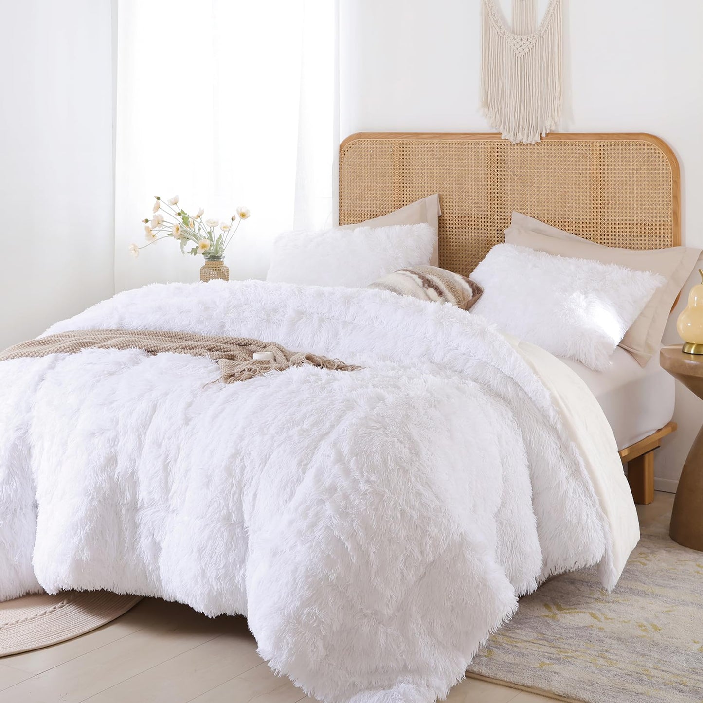 Smoofy Fluffy Queen Size Comforter Set, Faux Fur Comforter Set White, Luxury Fuzzy King Bedding Set, Soft Shaggy Bed Set for All Season, 3 Pieces - 1 Comforter & 2 Pillowcases