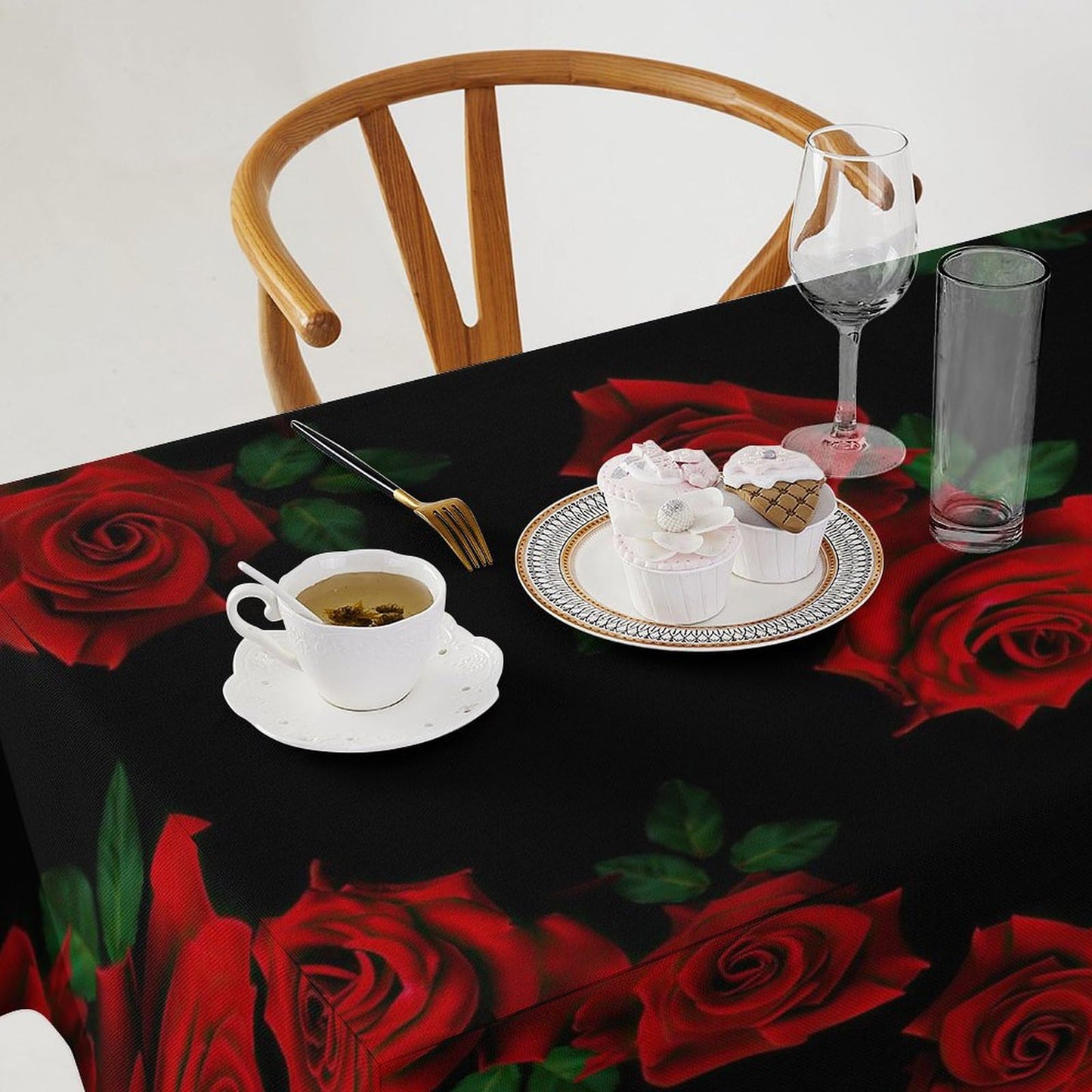 Black and Red Rose Flower Rectangle Tablecloth, Roses Gothic Valentine's Day Gift Romantic Flower Tablecloth for Home Party Dining Room Kitchen Decor 55"x55"in（140x140cm）