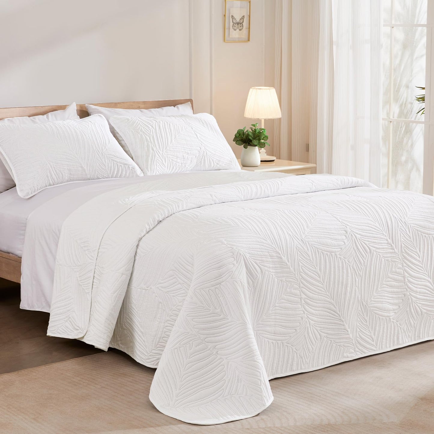 Exclusivo Mezcla Queen Quilt Bedding Set, Lightweight White Quilts Queen Full Size for All Seasons, Soft Microfiber Bedspreads Coverlets Bed Cover with Leaf Pattern, 3 Piece
