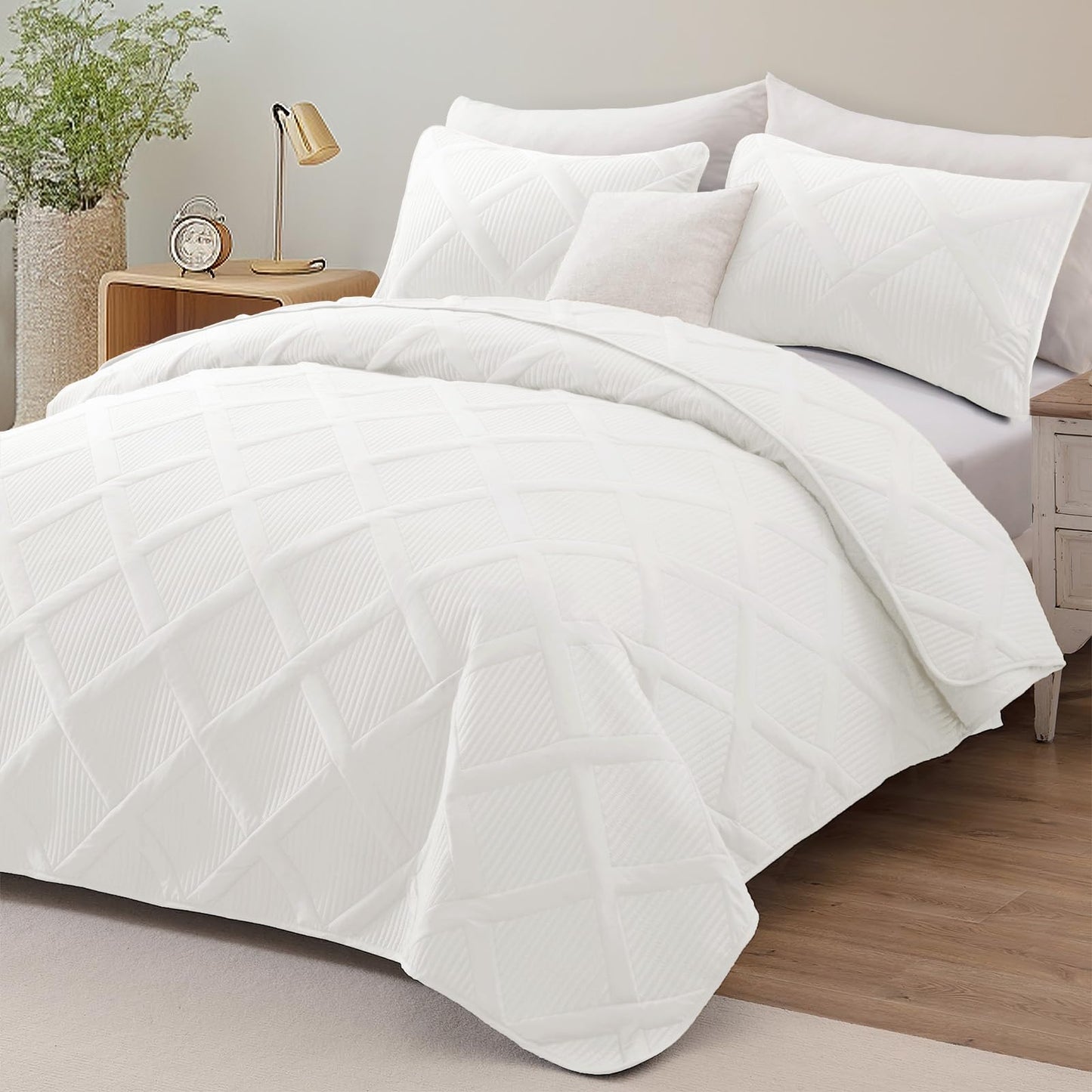 Exclusivo Mezcla Oversized King Quilt Set- White Cal King Quilts Bedding Set with 2 Pillow Shams, Modern Bedspread with Striped Pattern, Soft Lightweight Bedspreads Coverlets for All Seasons