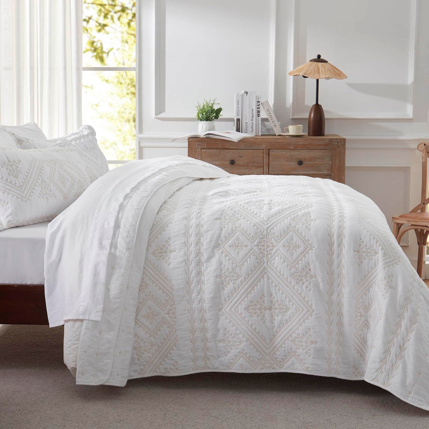 LEAONME 100% Cotton 3-Piece Quilt Set White Full Queen Size Lightweight Bedspread Coverlet 90''x98'' Soft Luxurious Golden Embroidered Bedding Set for All Seasons (1 Quilt, 2 Pillow Shams)