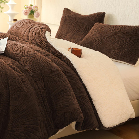 tohrisa Seashell Jacquard Sherpa Comforter Set Warm Cozy Premium Bedding 3 Pieces, King Size Geometric Pattern Quilt Comforter with 2 Pillowcases(104"X90" Coffee)