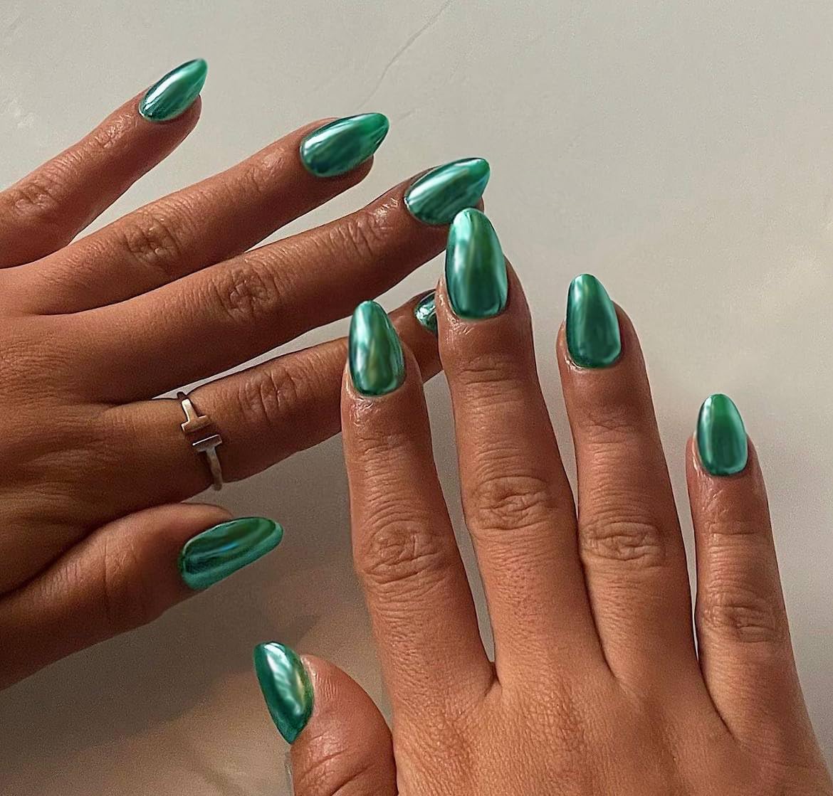 KQueenest Light Green Press on Nails Short Oval, Chrome Nails Press ons Short Round, Metallic Glue on Nails Acrylic, Almond Fake Nails with Glitter Design in 24 Pcs