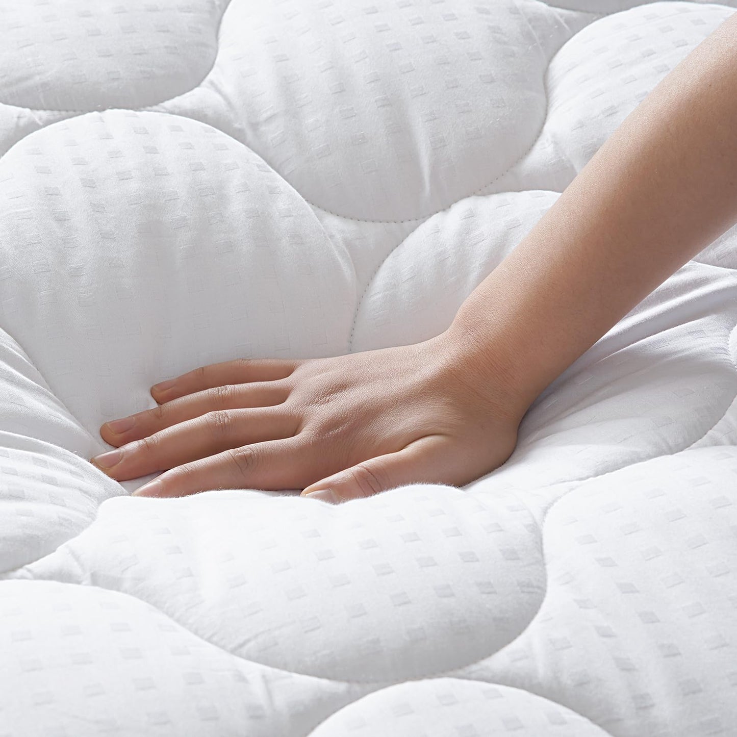 LEISURE TOWN Cotton Queen Mattress Pad Fitted Quilted Mattress Cover Pillow Top Mattress Topper Cooling Soft Breathable Mattress Protector with 8-21 Deep Pocket,Machine Washable (60x80 White)