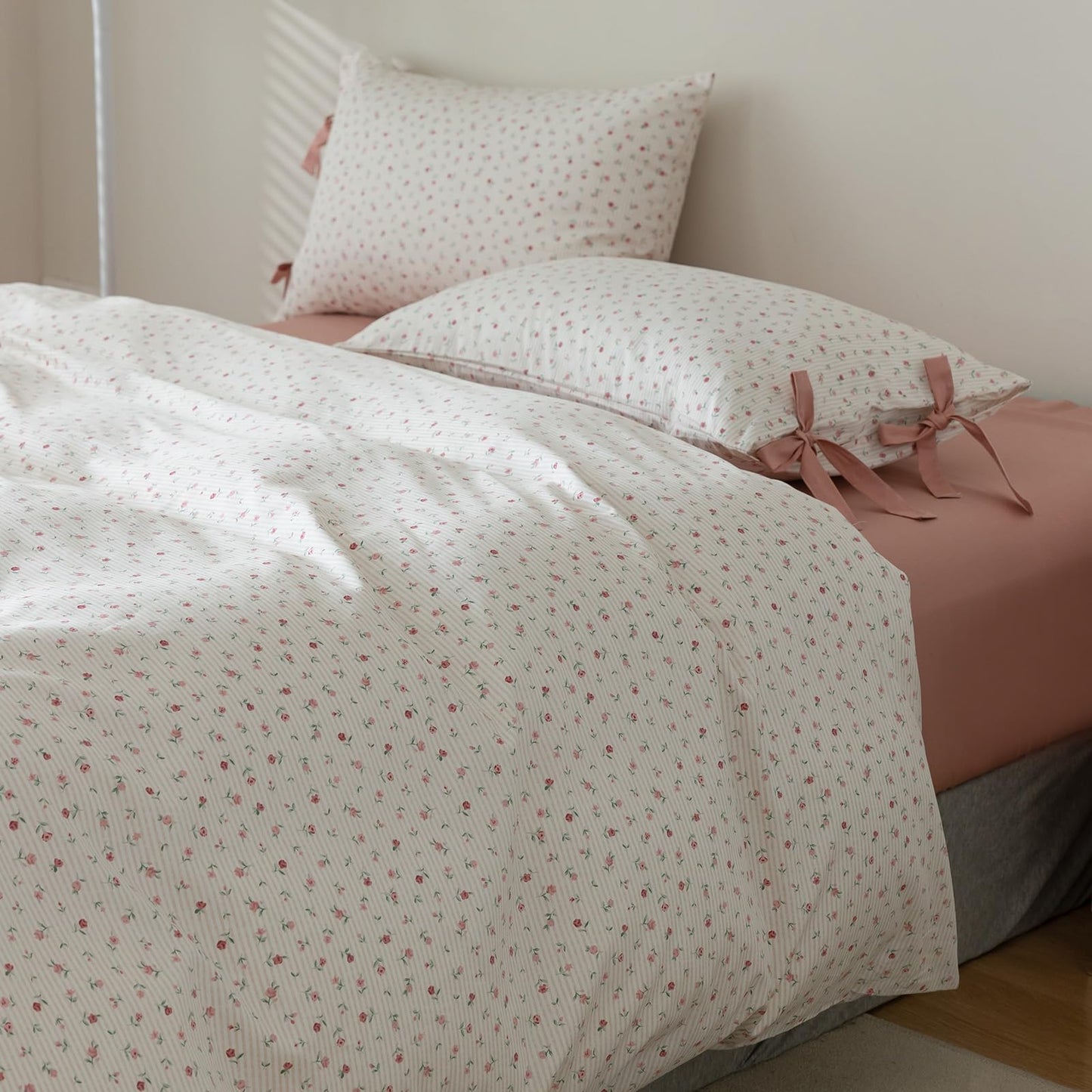 mixinni Soft Aesthetic Floral Print White Duvet Cover Pink Rose Pattern Girls Striped Bedding 1 Duvet Cover 2 Bow Tie Pillowcases Twin Size 100% Cotton with Zipper Ties for Teenage Girls