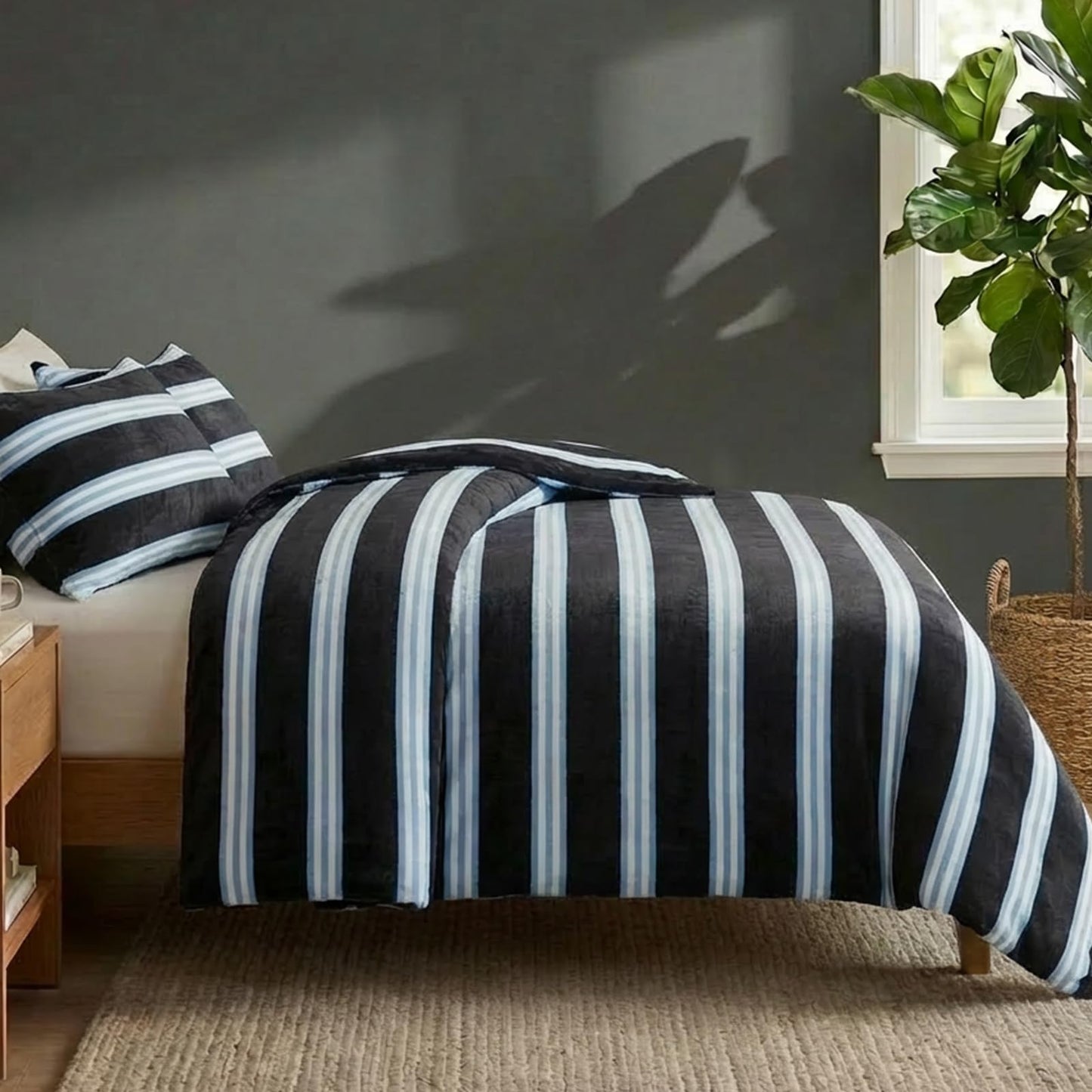 Bedbay Striped Comforter Set Fluffy Fleece King Comforter Set Soft Warm Flannel Velvet Comforter 3 Pcs Blue Black Striped Bedding Set Modern Stripes Pattern King Bed Set for All Seasons