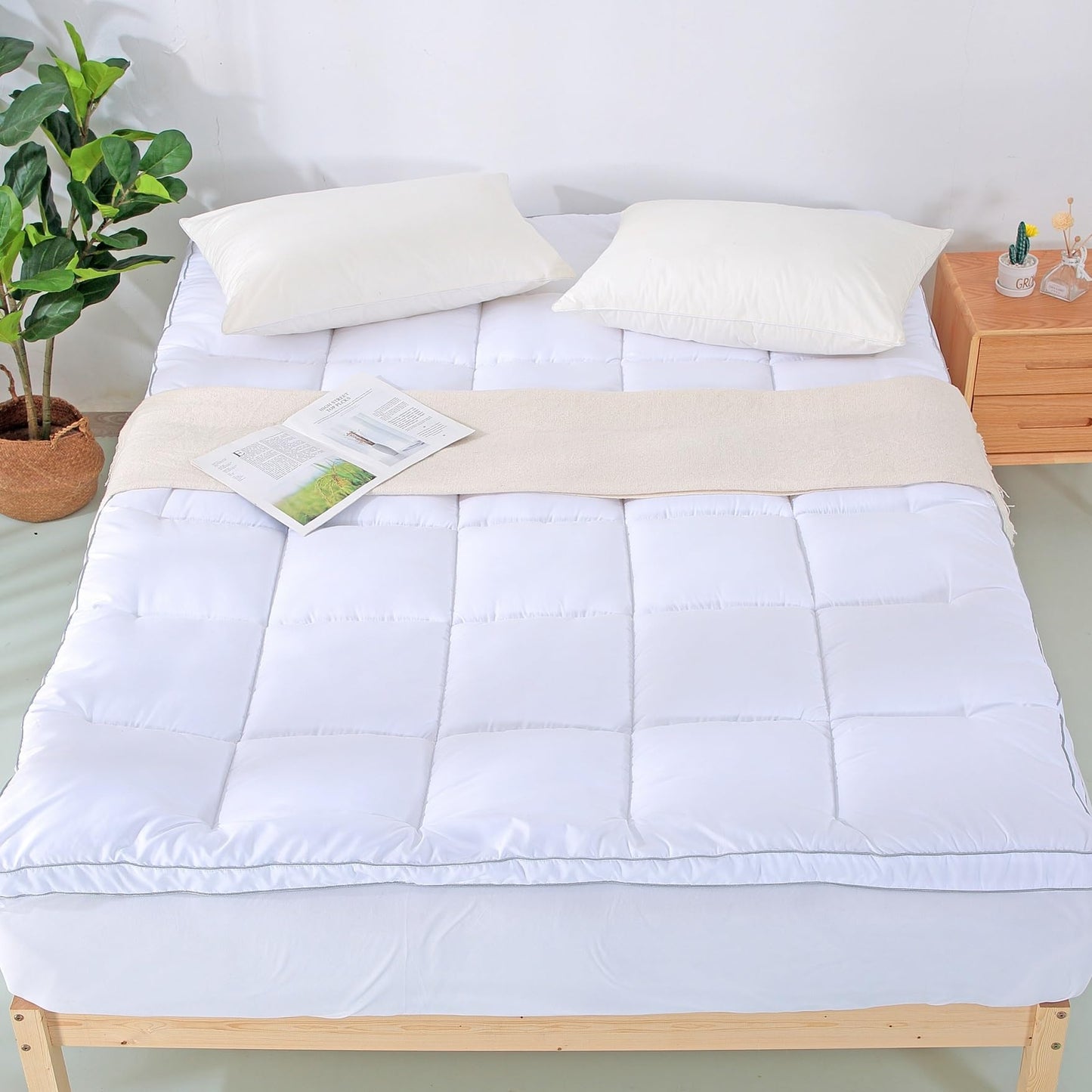 EVOLIVE Mattress Pad Cover Queen, Quilted Pillow Top Mattress Protector, Soft Microfiber Fitted Mattress Topper, Deep Pocket 8-18 Inch, Machine Washable (King 80"x78"x2" Inches, White)