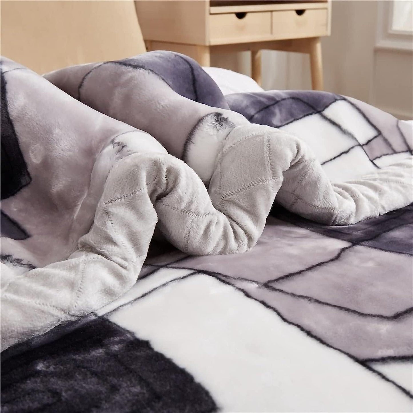 9 lbs Korean Mink Blanket Queen Size 79×91 inch,2 ply Soft Warm Plush Flannel Blanket for The Cold Night.