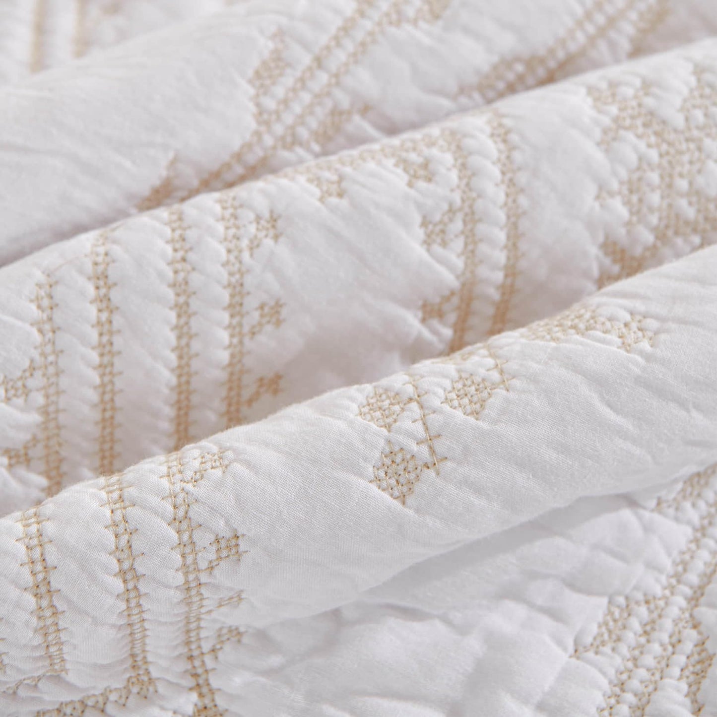 LEAONME 100% Cotton 3-Piece Quilt Set White Full Queen Size Lightweight Bedspread Coverlet 90''x98'' Soft Luxurious Golden Embroidered Bedding Set for All Seasons (1 Quilt, 2 Pillow Shams)