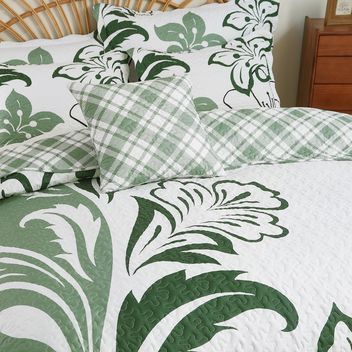 EVENHUG Quilt Queen Size Bedding Set Floral Bedspread Lightweight Reversible Bed Cover with 2 Pillow Shams for All Seasons 3 Pieces (92"X96")
