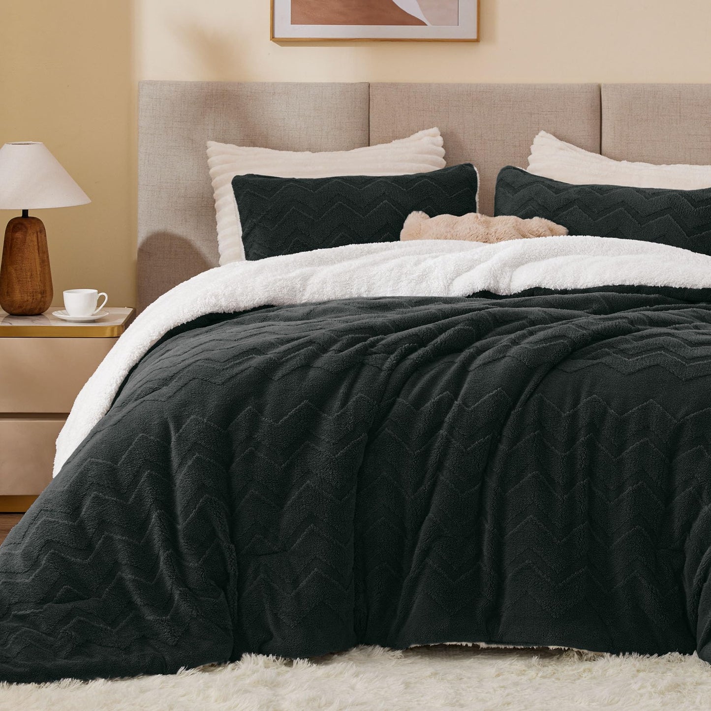 BEDELITE Fluffy Queen Comforter Set - Super Soft Sherpa Black Comforter for Queen Size Bed, Luxury Warm Bedding Set for Winter, Fuzzy Bed Set 3 Pieces (1 Comforter, 2 Pillowcases)