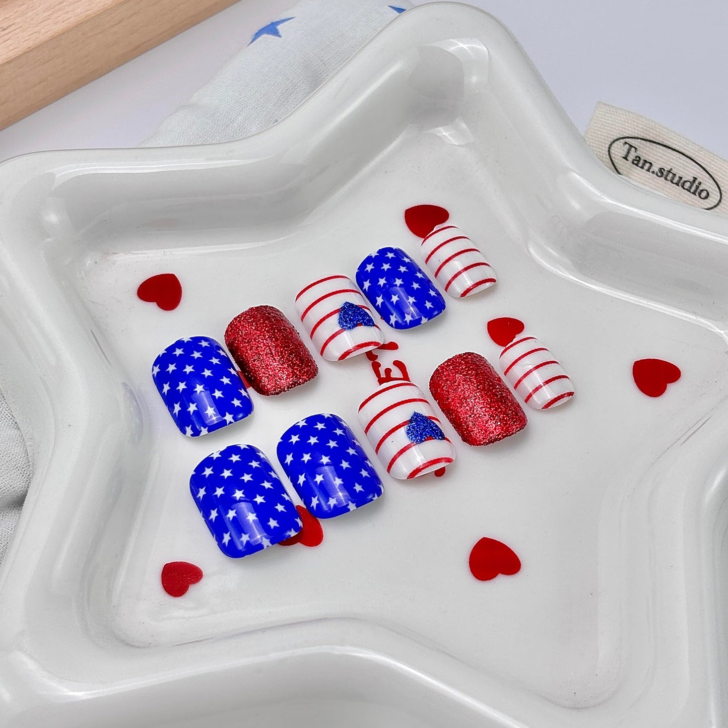 Independence Day Press on Nails Short Oval Fake Nails Red Stripes Glitter Stick on Acrylic Nails Mini Star Heart False Nails Reusable Full Cover Glue on Nails 4th of July Nails for Women Nail Decor