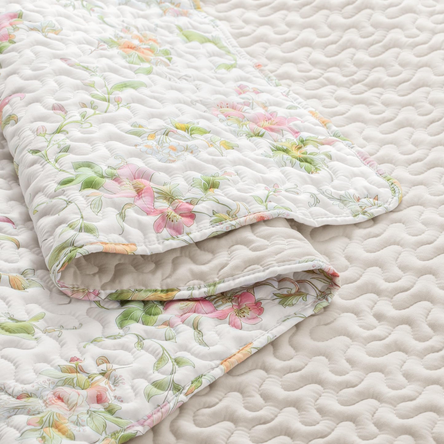 Exclusivo Mezcla Floral Quilt King Size, Faint Yellow King Size Quilt Bedding Set with Pink Lily Flowers Pattern, Reversible Lightweight Bedspreads Coverlets Bed Cover for All Seasons (104"x96")