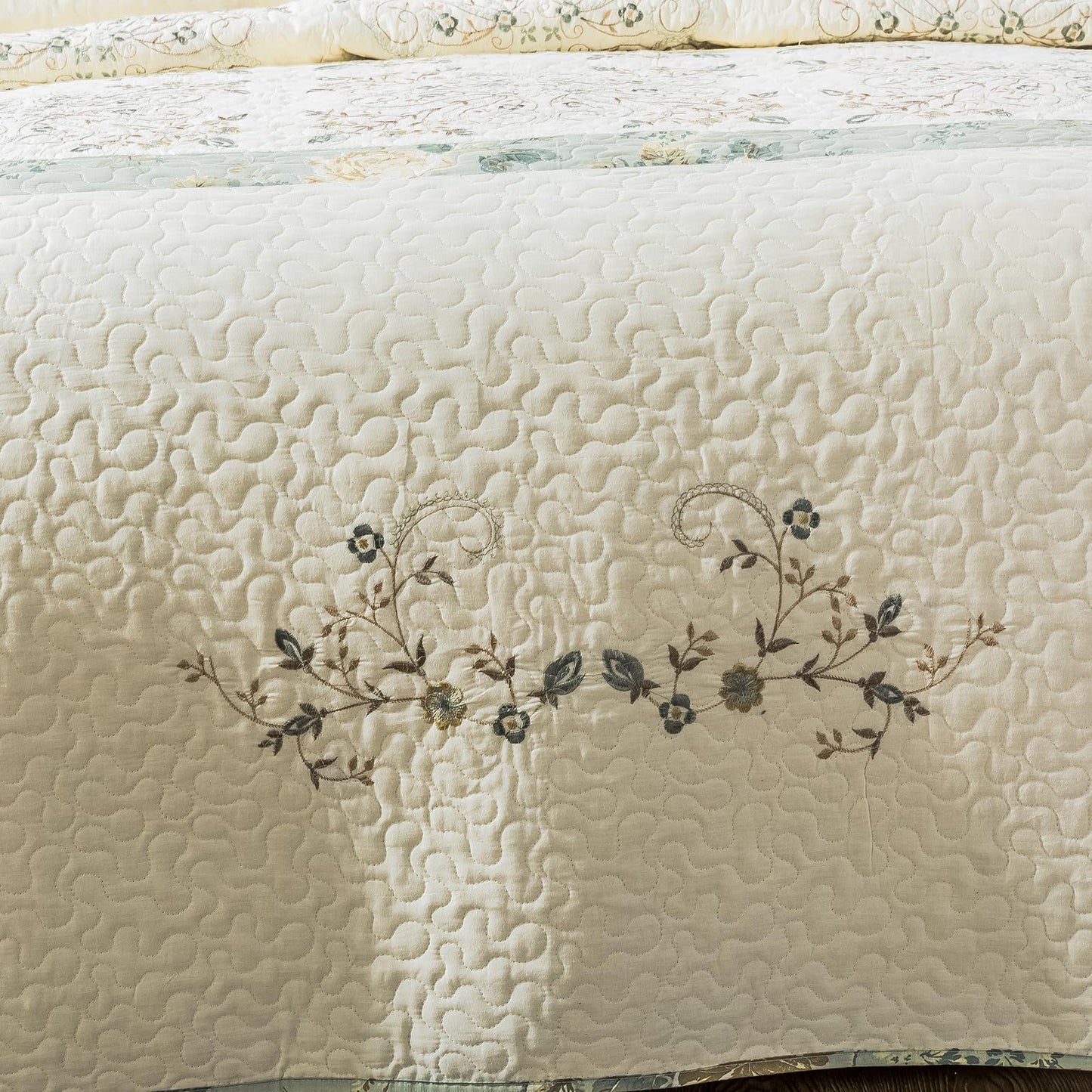 ROOMLIFE Quilt Set Full/Queen Size 3D Floral Embroidery Pattern 3-Piece Cotton Reversible Quilted Embroidered Decorative Bedspreads Coverlet Bedding Set, Lightweight &Soft, All Season(90" X 98")