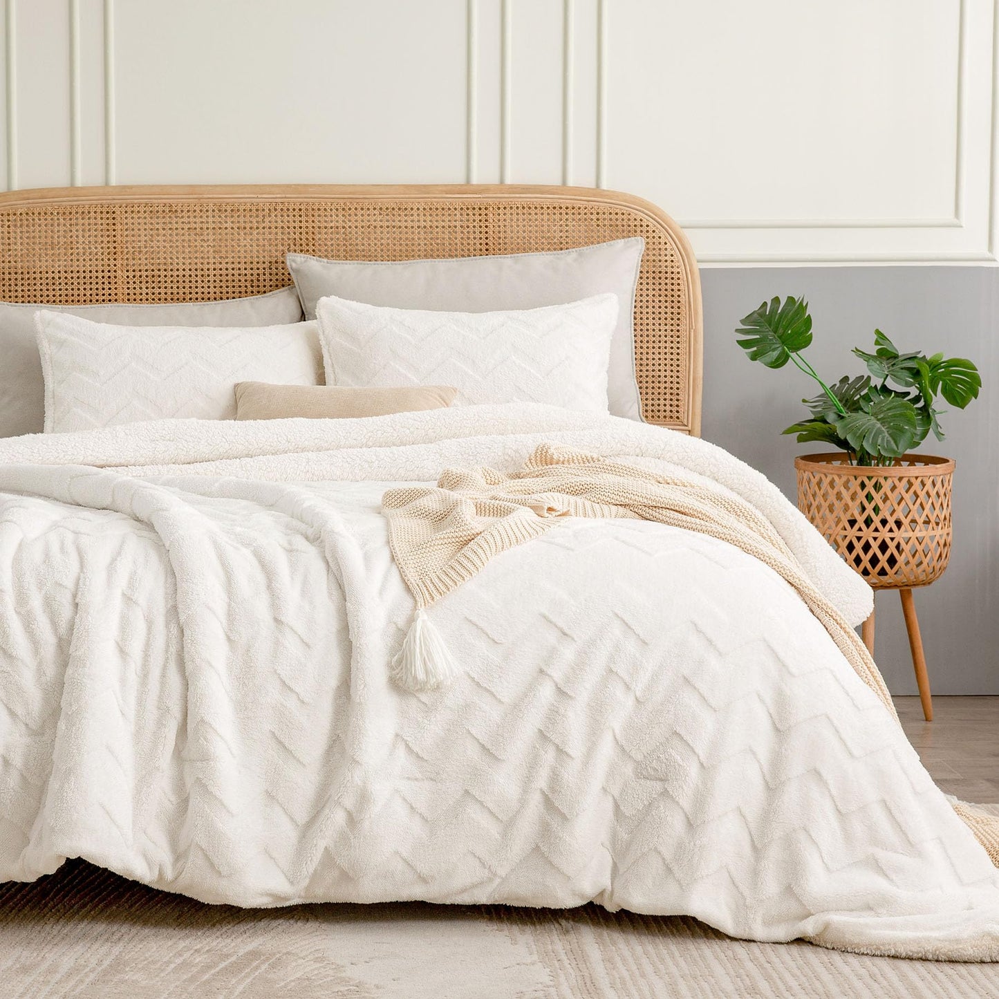BEDELITE Fluffy Queen Comforter Set - Super Soft Sherpa Beige Comforter for Queen Size Bed, Luxury Warm Bedding Set for Winter, Fuzzy Bed Set 3 Pieces (1 Comforter, 2 Pillowcases)