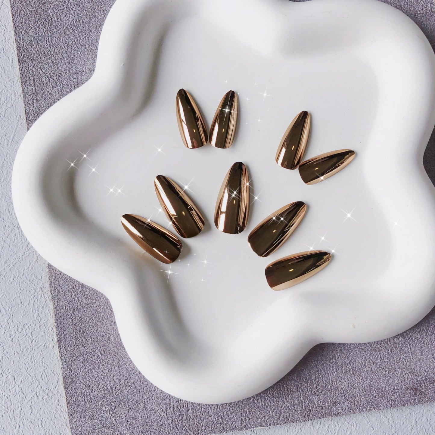 KQueenest Bronze Chrome Press on Nails Medium Almond, Metallic Brown Acrylic Fake Nails Medium Stiletto, Glitter Glazed Glue on Nails for Women Manicure, Glossy False Nail Press ons in 24 Pcs
