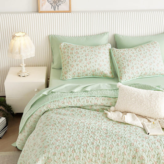 Wake In Cloud - Floral Quilt Set, Coquette Cottagecore Shabby Chic Flower Pattern for Women Teen Girls, Reversible Lightweight Bedspread Coverlet, 3 Pieces, Green Pink, Queen/Full Size