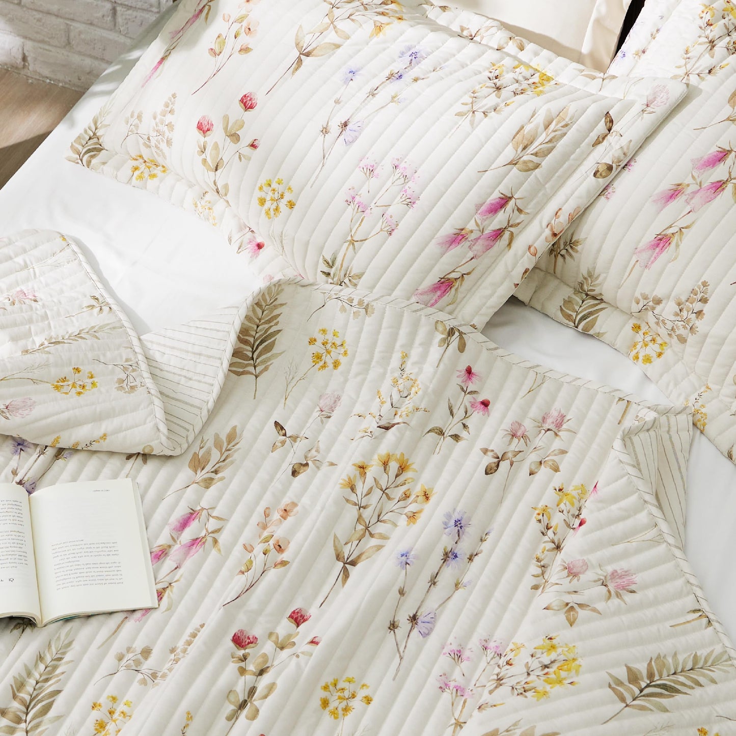 Bedsure Floral Quilt Queen Size - Reversible Botanical Floral Comforter, Spring Lightweight Bedspread Quilt Bedding, Soft Microfiber Coverlet for All Seasons (90"x96")