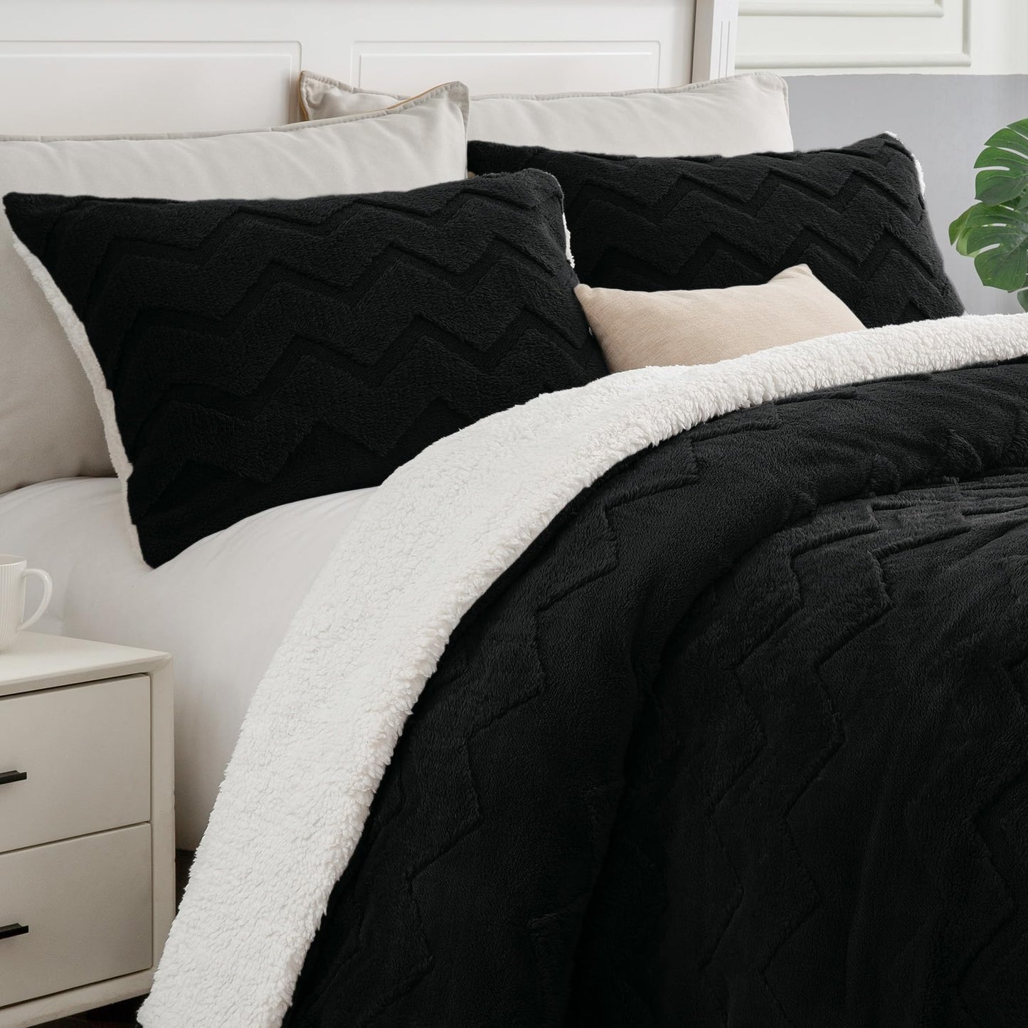 BEDELITE Fluffy Queen Comforter Set - Super Soft Sherpa Black Comforter for Queen Size Bed, Luxury Warm Bedding Set for Winter, Fuzzy Bed Set 3 Pieces (1 Comforter, 2 Pillowcases)