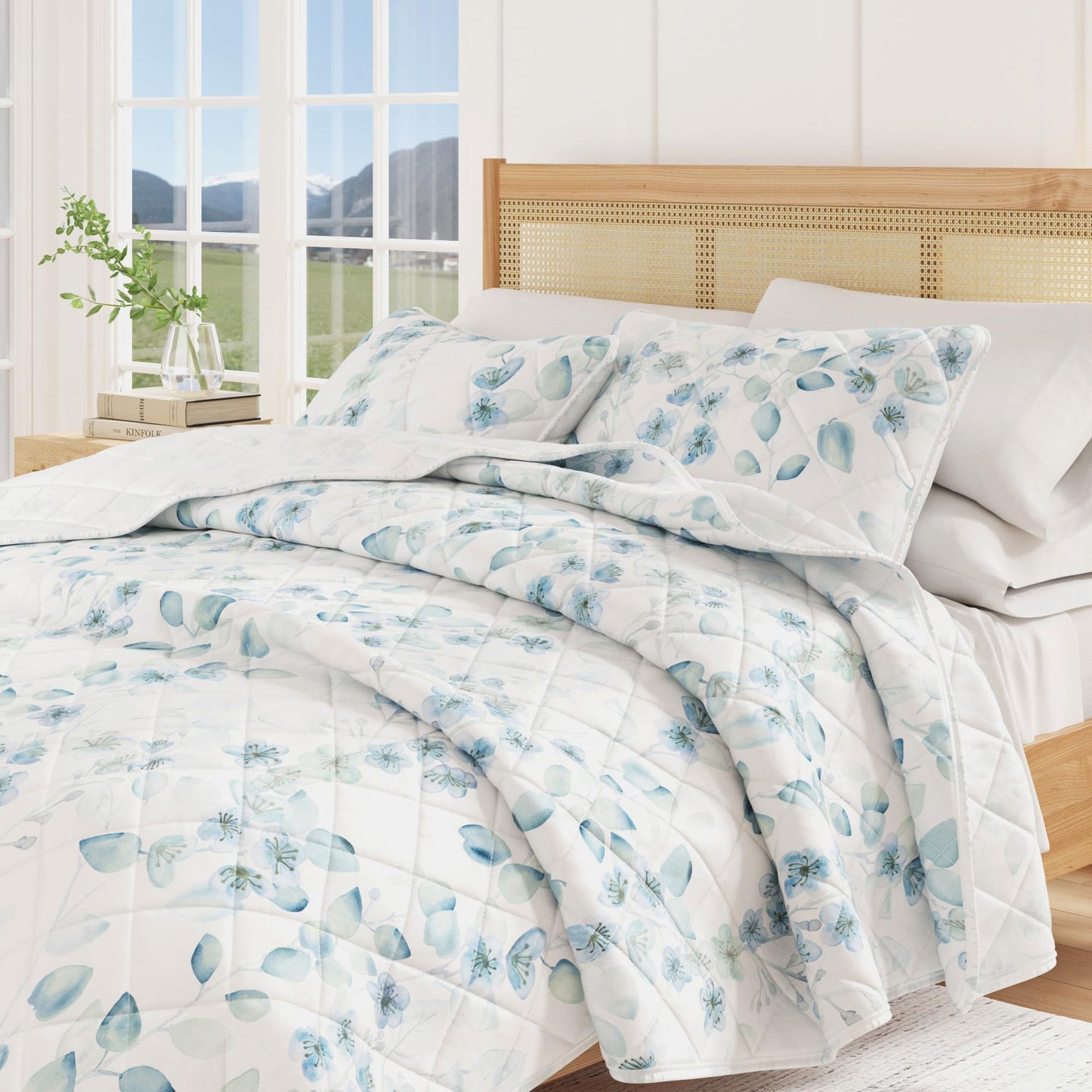Great Bay Home Floral Quilt Set - 3-Piece Full/Queen Size Spring Bedding Set - Lightweight, All-Season, Reversible Bedspread (Blue/Green)