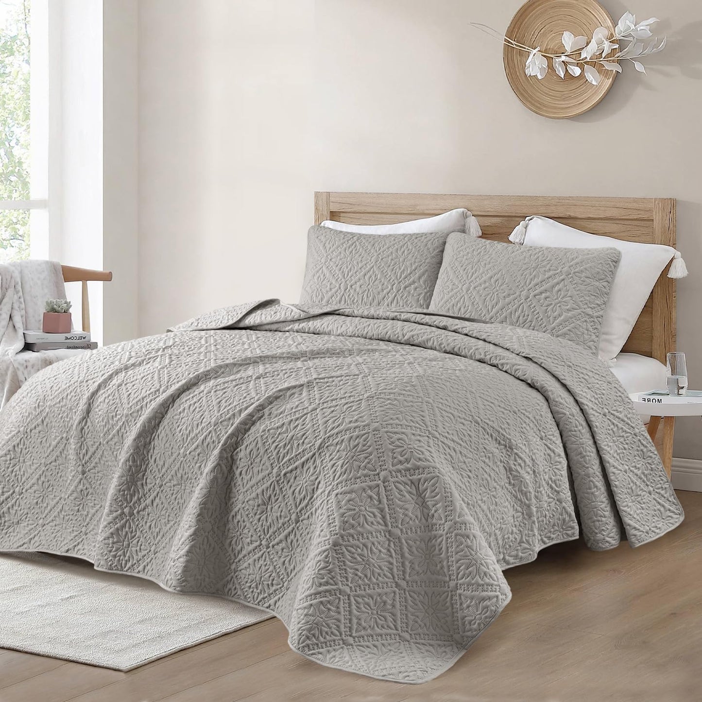 Exclusivo Mezcla King Quilt Bedding Set, Lightweight Soft Bedspreads Coverlets with 2 Pillow Shams, Modern Light Grey Oversized Quilts King Size for All Seasons