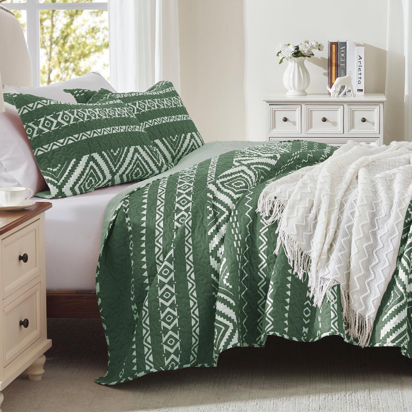 LEAONME 3 Pieces King Size Olive Green Quilt Set with Checkered Pattern Lightweight Oversized Bedspread 98''x106'' Soft Coverlet Warm Bed Cover for All Seasons (1 Quilt, 2 Pillow Shams)