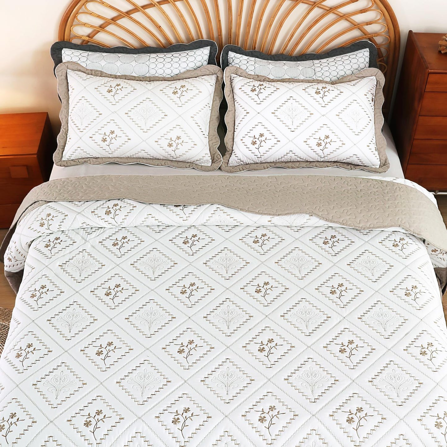 Cmfshape Floral Embroidery Quilt Set,3 Pieces Oversized King Quilt Bedding Set,Classic Diamond Pattern Quilts,Ultra Soft Lightweight Reversible Bedspread Coverlets for All Season(Taupe,120"x120")