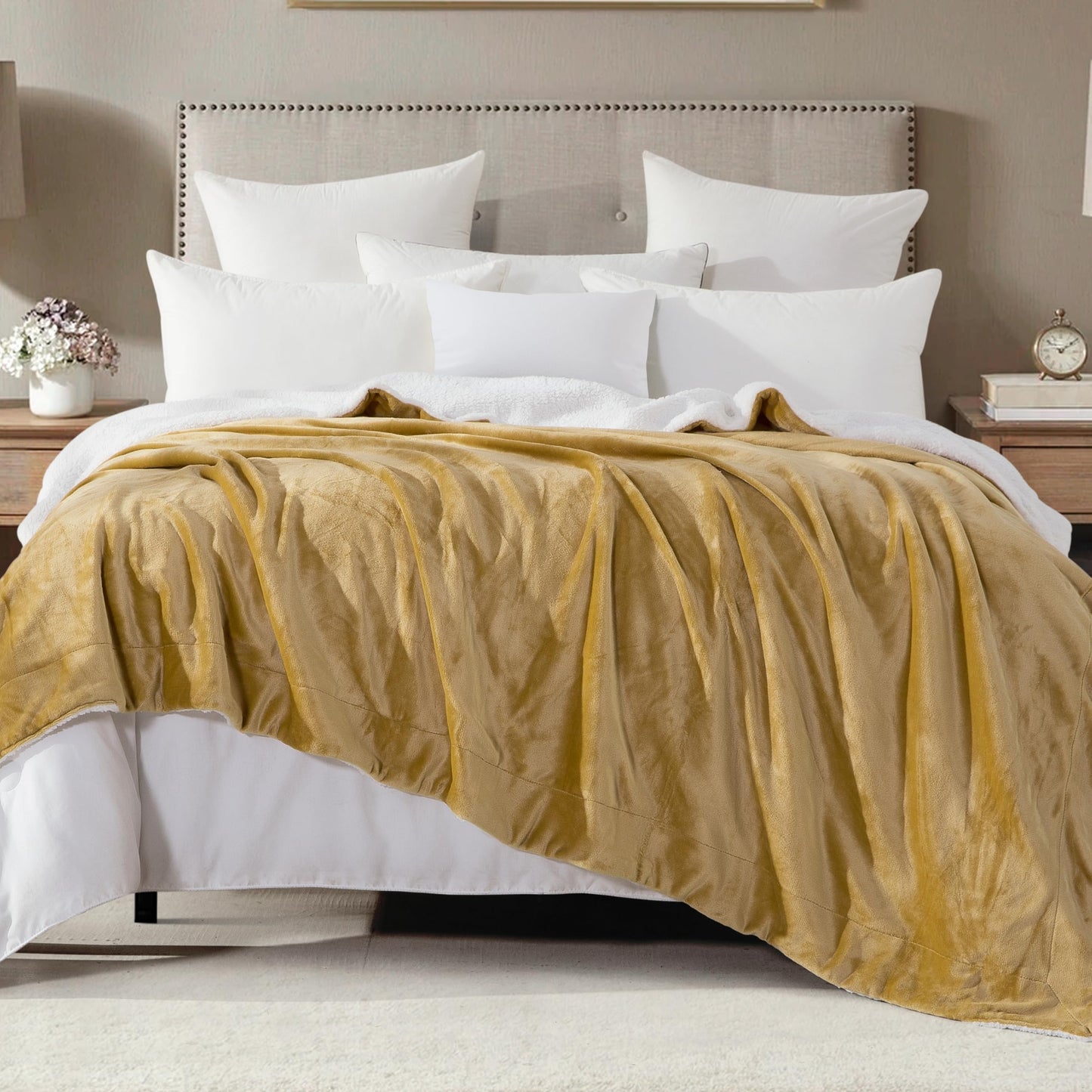 Mocassi Premium Ultra-Soft Flannel Fleece Sherpa Throw Blanket - Warm Cozy Reversible Plush Micromink Blanket for Couch, Bed and Sofa - Fluffy, Christmas Winter Bedding Gift, Queen, Gold