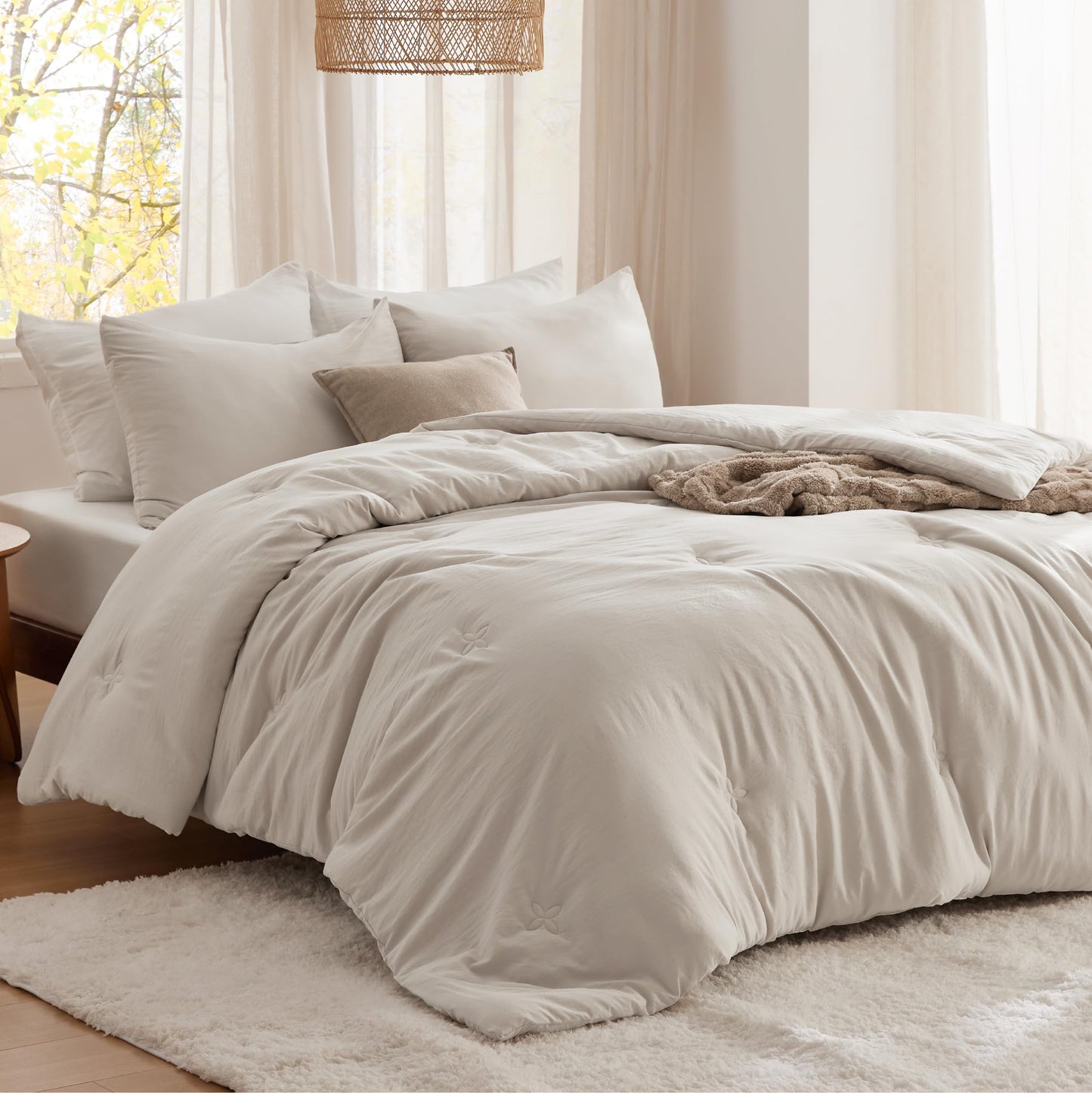 Bedsure Queen Comforter Set Beige, Soft Prewashed Queen Size Bedding, Quilted Comforter with Clover Design, Down Alternative Comforter for All Seasons, 3 Pieces Bed Set with 2 Pillow Shams