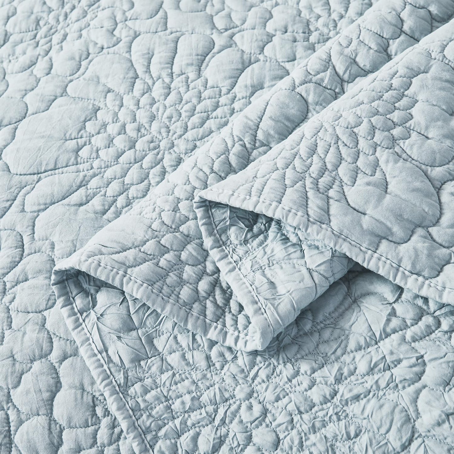 WINLIFE Queen Ruffled Quilt Bedding Set(90''x98''), Soft Stonewashed Bedspread Bedding Dusty Blue Floral Petal Pattern Crinkle Farmhouse Quilted Coverlet & Sets 3PCS for All Season