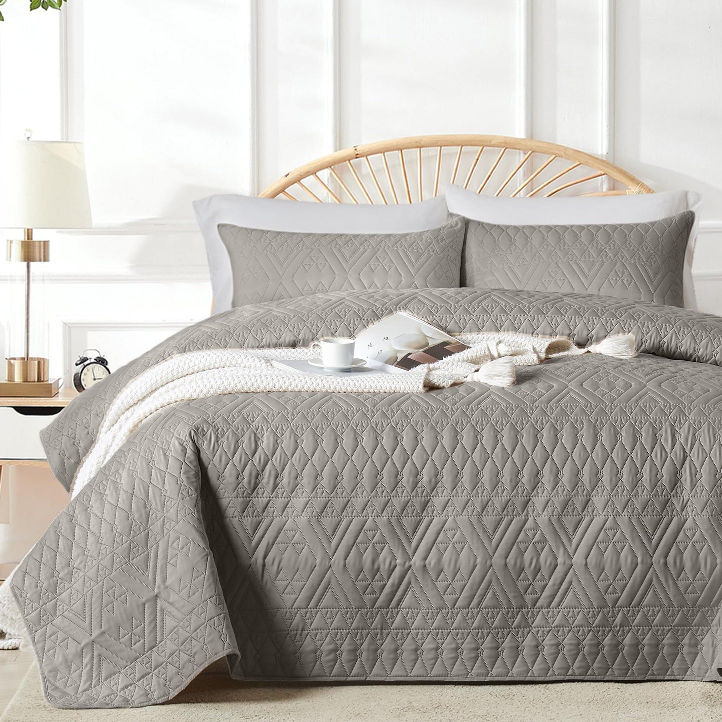 akkialla King/Cal King Size Quilt Bedding Set,Dark Grey Lightweight Microfiber Soft Bedspread,Modern Style Geometric Pattern Coverlet Set for All Seasons,3 Piece(1 Quilt,2 Pillow Shams)