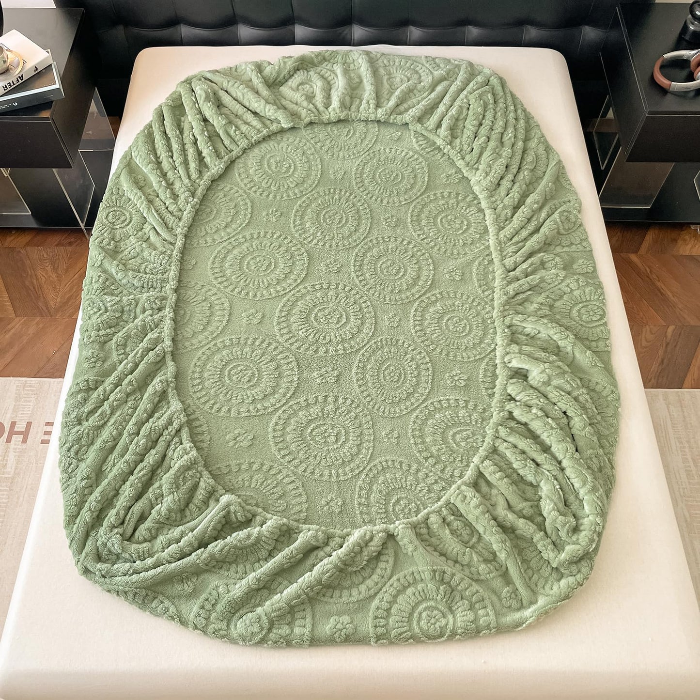 LweiPsqLin Twin Fitted Sheet Only - Deep Pocket Fluffy Velvet Fitted Bed Sheet - Ultra Soft, Wrinkle & Fade Resistant, Boho Floral Pale Green Bedding