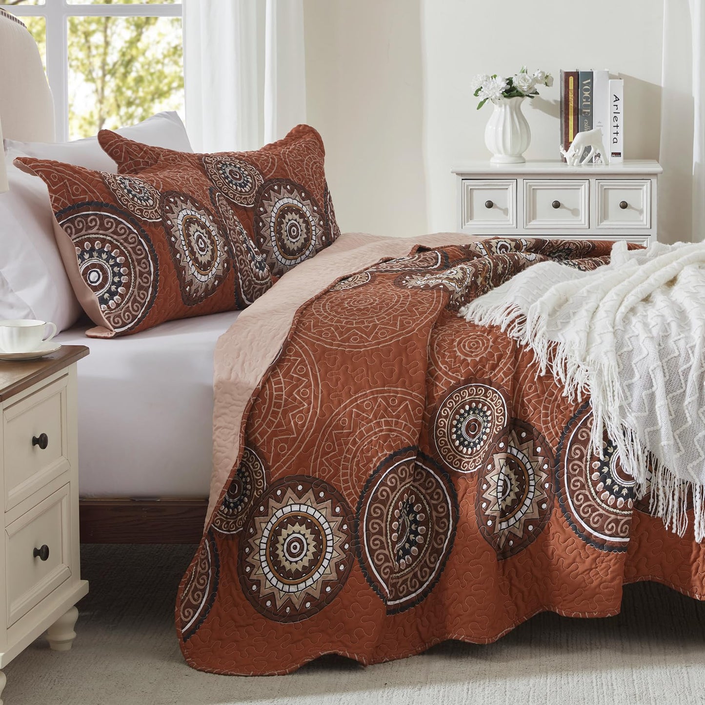 LEAONME 3-Piece Full Queen Size Burnt Orange Rust Quilt Set Lightweight Oversized Bedspread 90''x98'' Soft Microfiber Floral Coverlet Luxurious Warm Bed Cover for All Seasons (1 Quilt, 2 Pillow Shams)