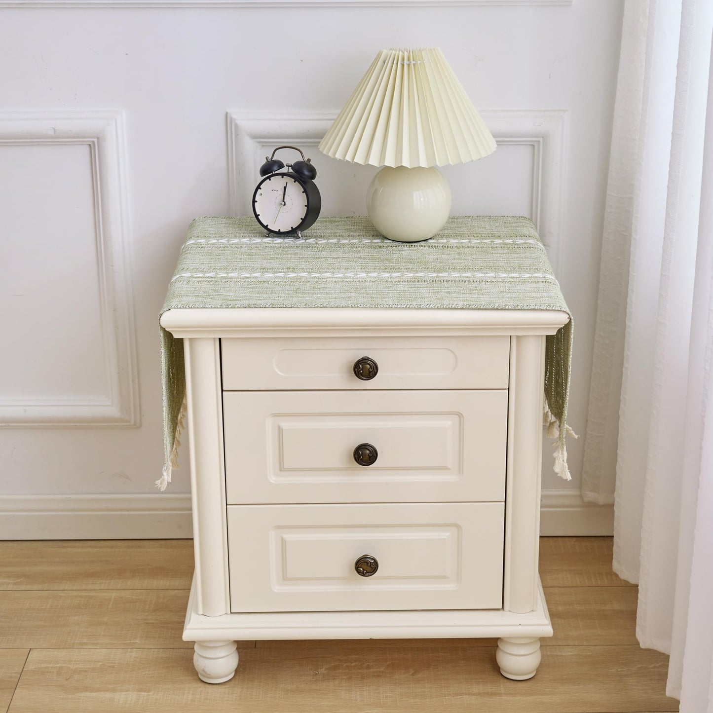 Wuluwala Small Bedside Tablecloth Nightstand Cover Cloth with Tassels Rustic Farmhouse End Table Cloth Linen Side Table Cover Suitable for Living Room Spring Summer Wedding Home Decor, Green