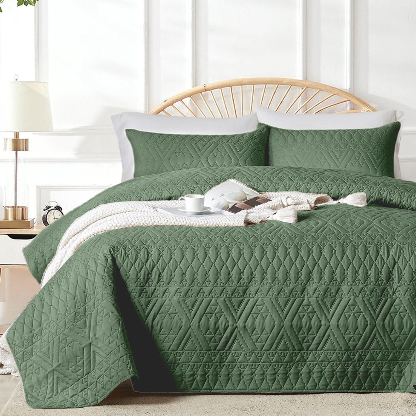 akkialla King/Cal King Size Quilt Bedding Set,Green Lightweight Microfiber Soft Bedspread,Modern Style Geometric Pattern Coverlet Set for All Seasons,3 Piece(1 Quilt,2 Pillow Shams)