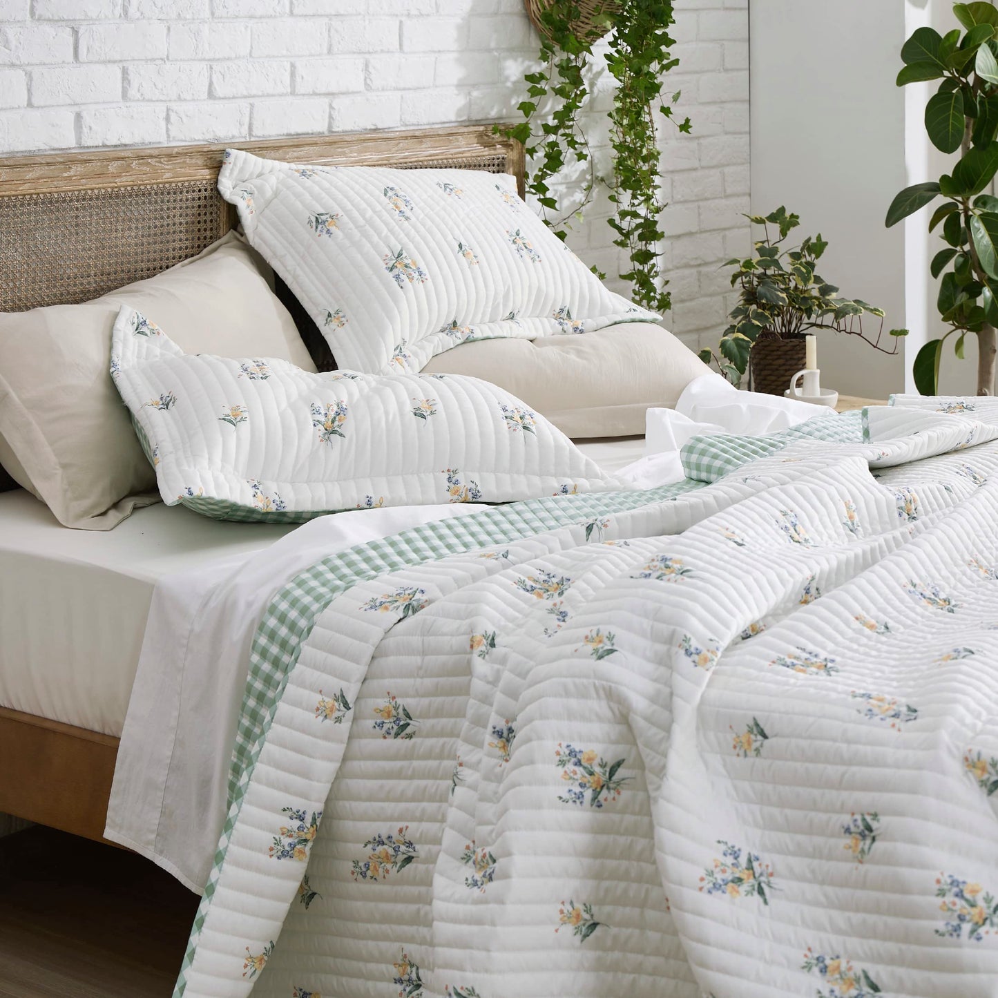 Bedsure Floral Quilt Queen Size - Reversible Botanical Floral Comforter, Spring Lightweight Bedspread Quilted Bedding, Soft Microfiber Coverlet for All Seasons (90"x96")